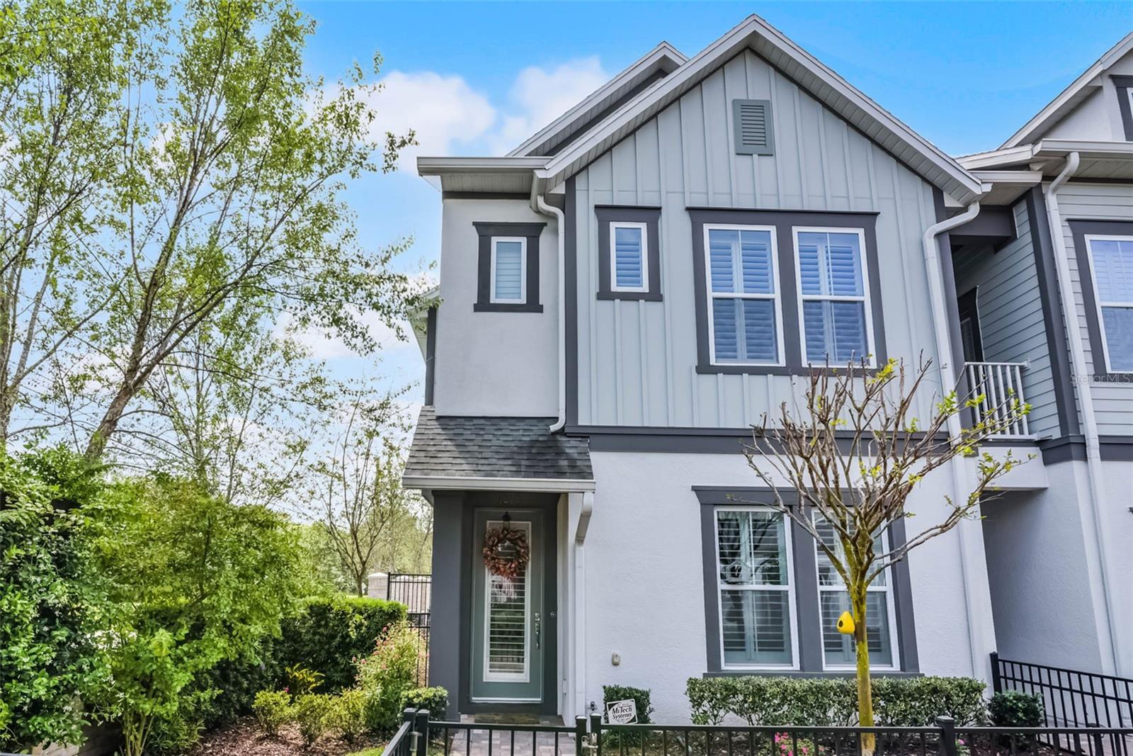 Property Photo: 1010 Lychee Court FL 32746