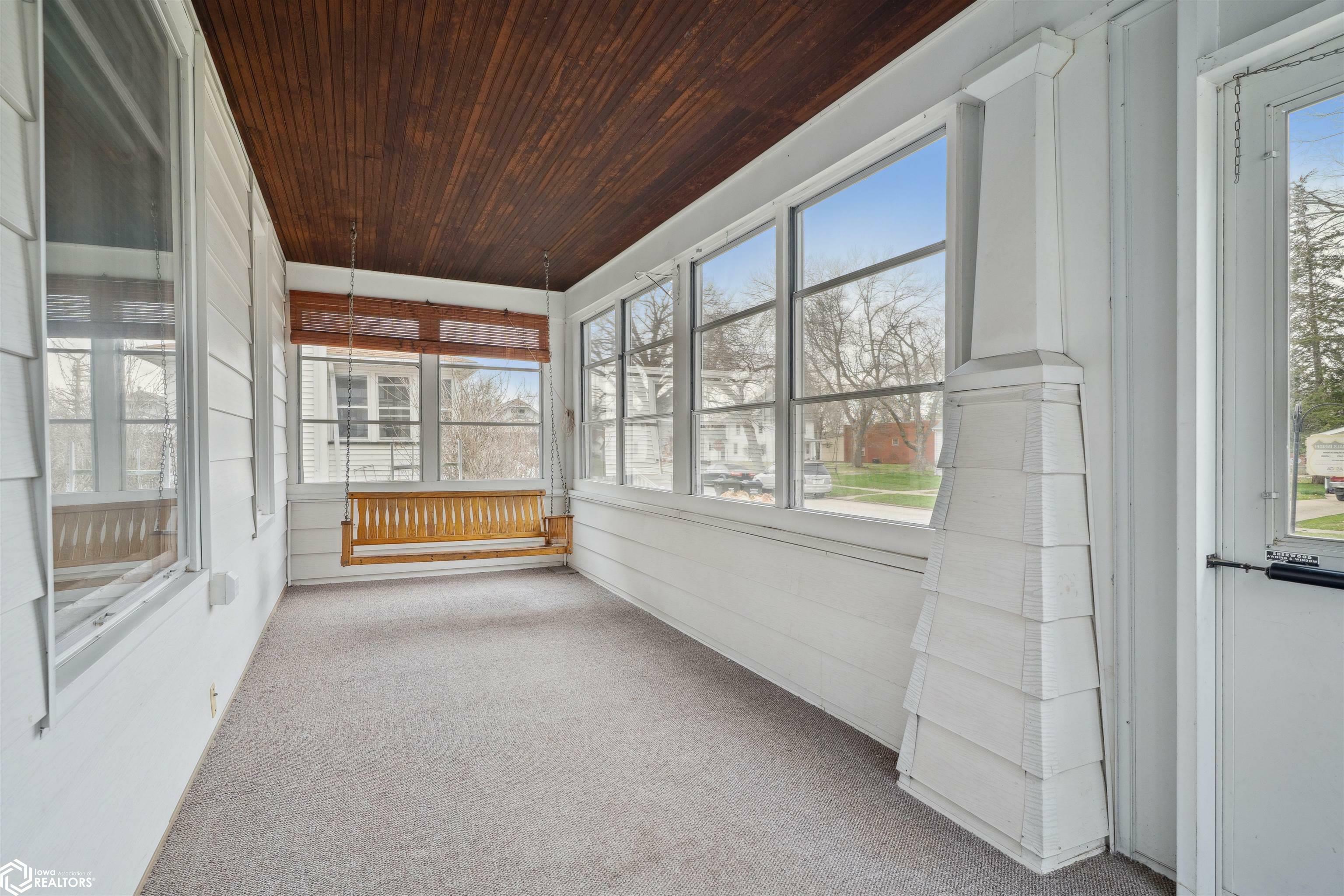 Property Photo: 1523 Oakdale Street IA 52601