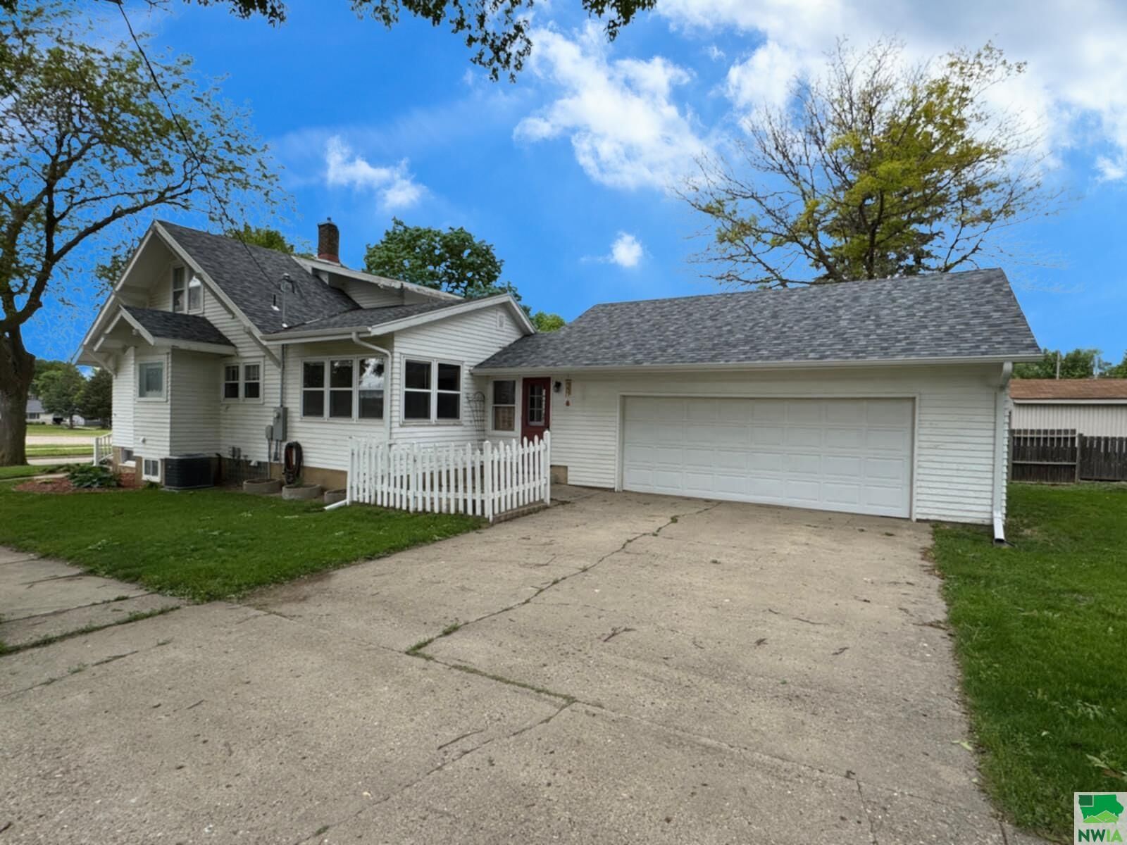 Property Photo:  934 3rd Ave SE  IA 51031 