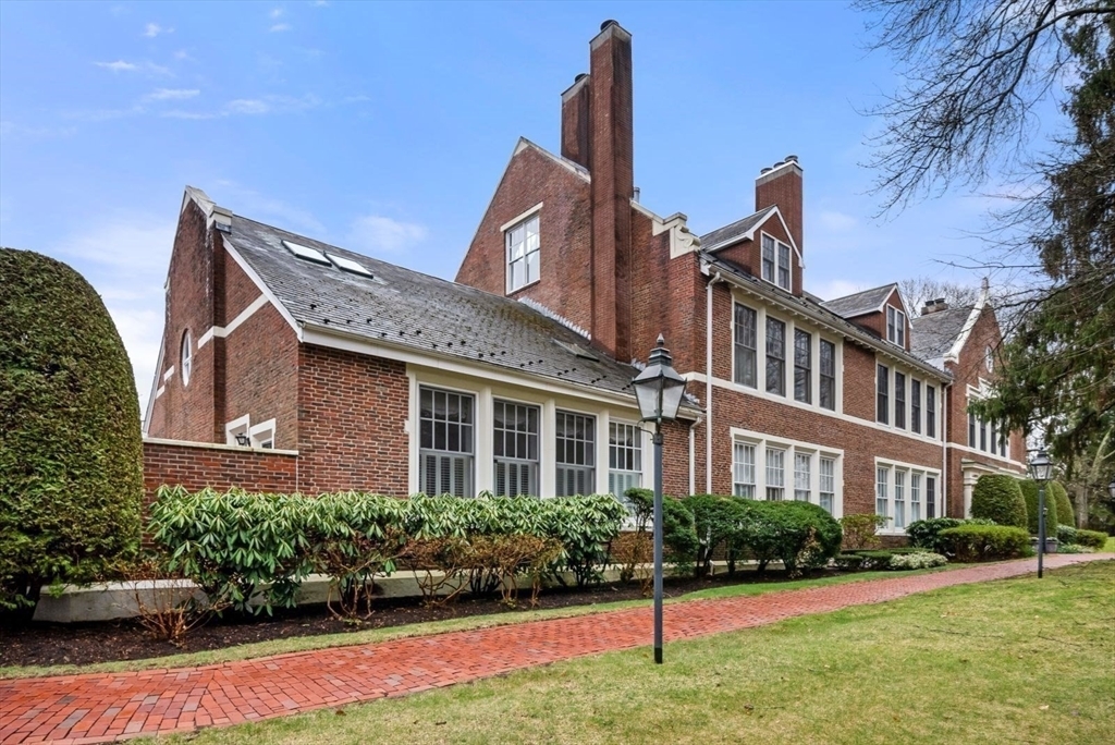 Property Photo:  63 Garden Rd C4  MA 02481 