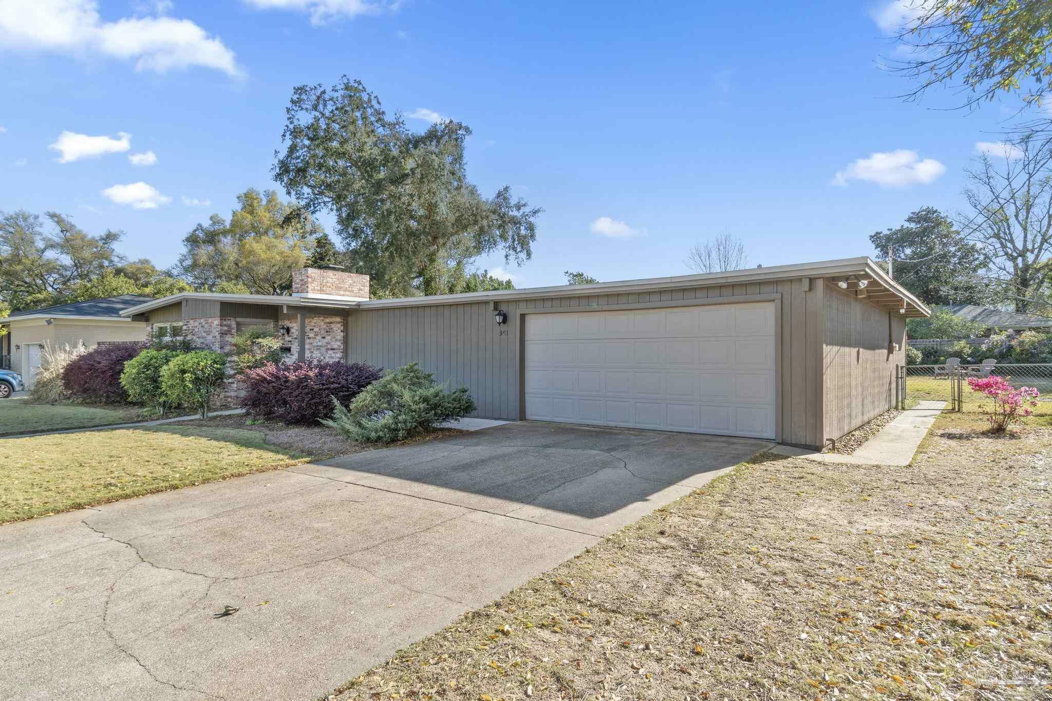 Property Photo: 3611 Dunwoody Dr FL 32503