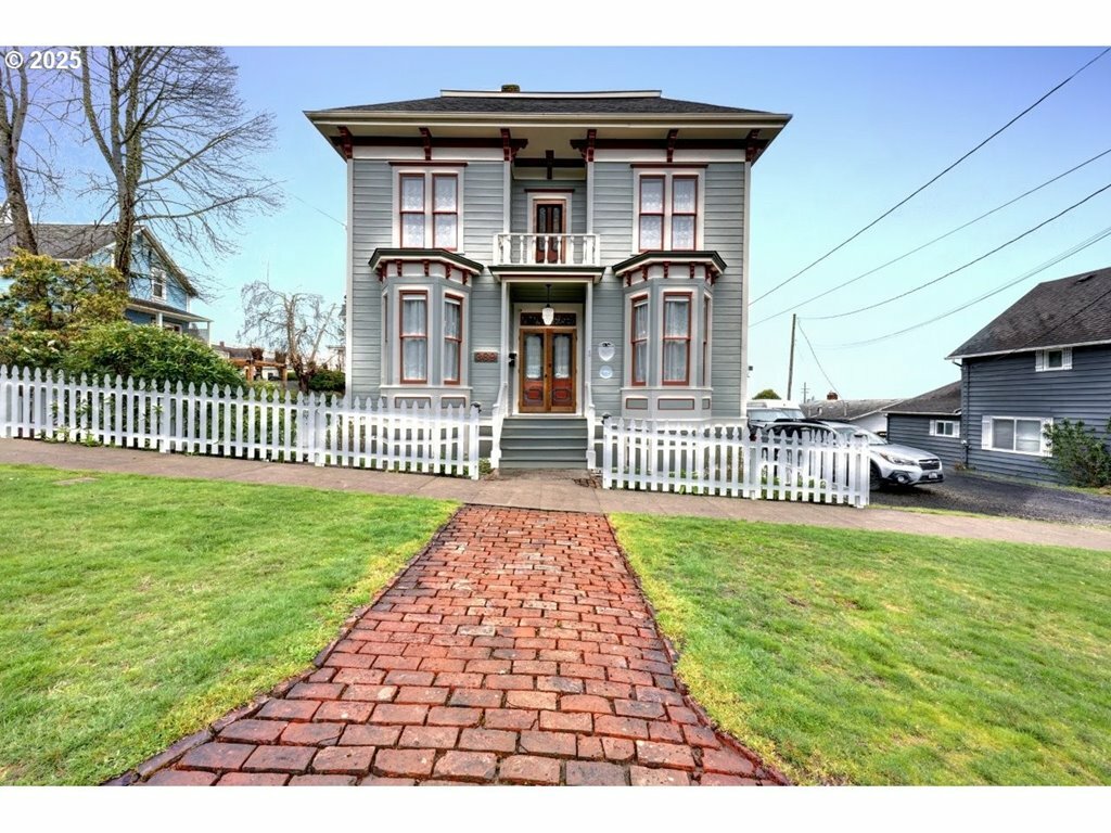 Property Photo: 369 37th St OR 97103