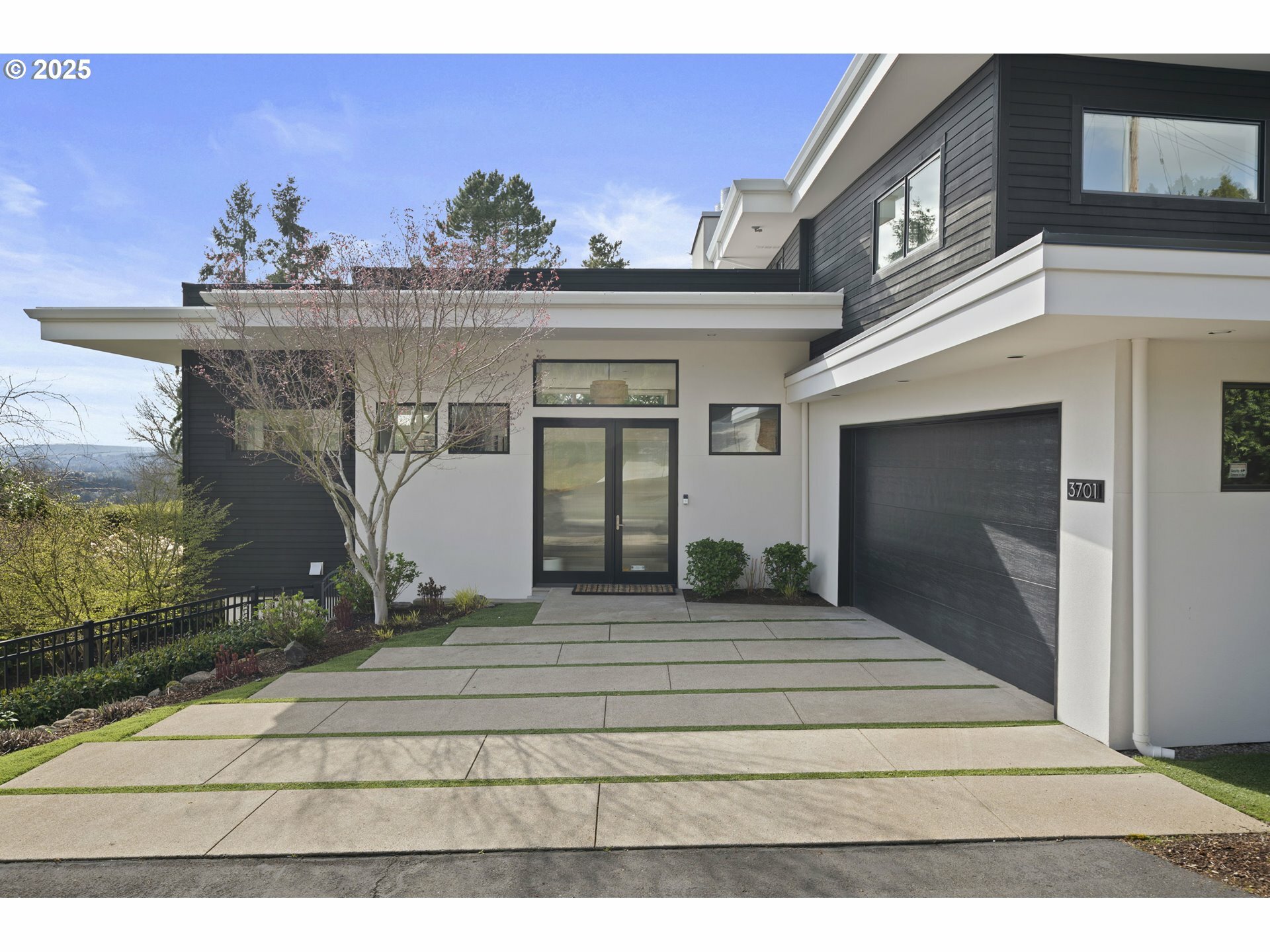 Property Photo: 3701 SW 38th Ave OR 97221