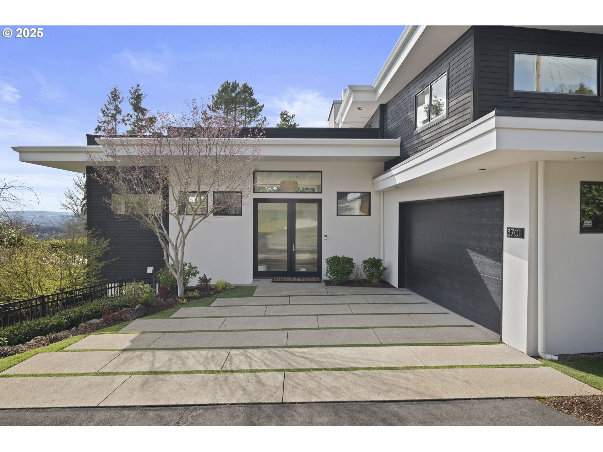 Property Photo: 3701 SW 38th Ave OR 97221