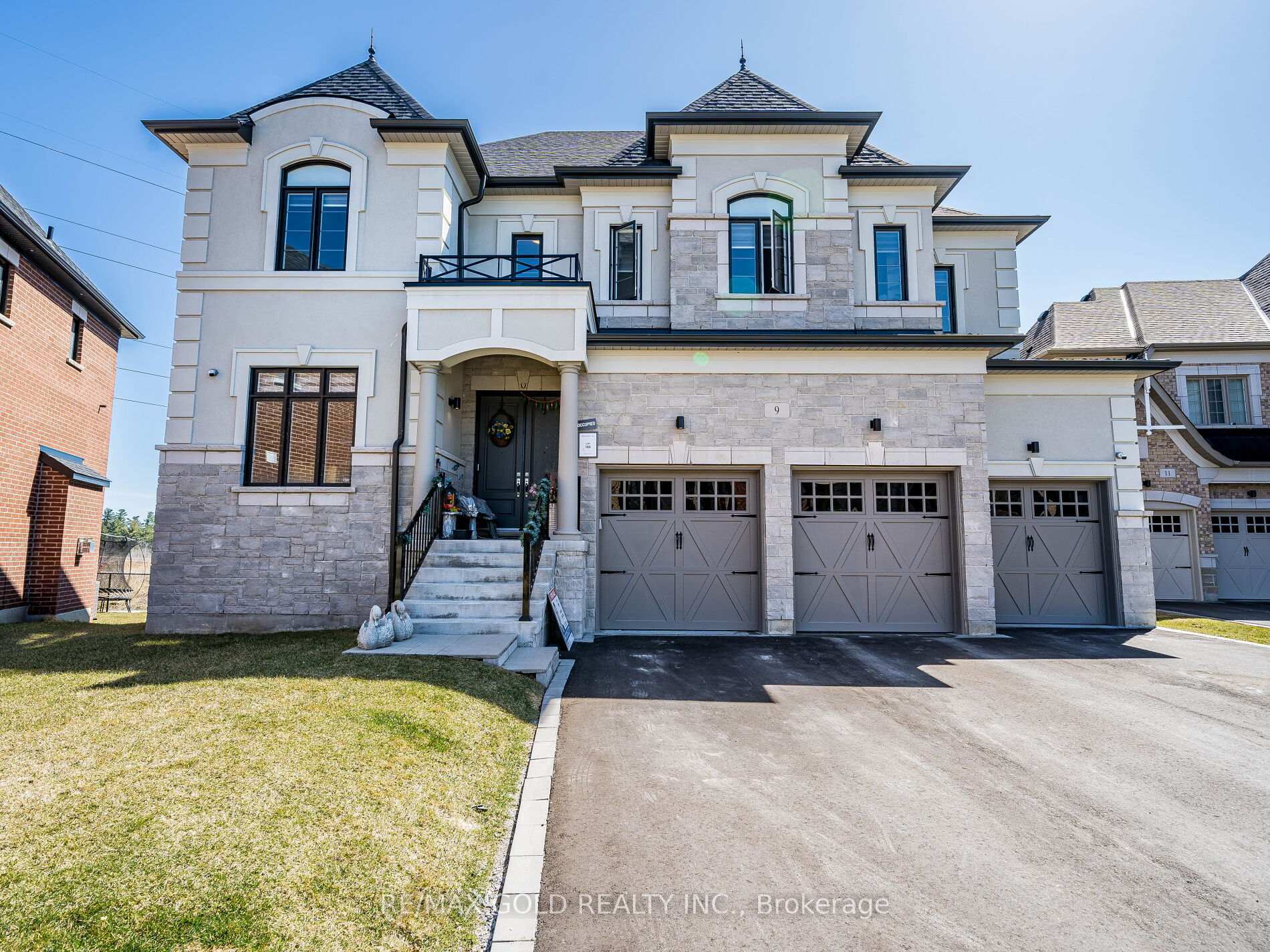 Property Photo: 9 Mountain Vista Court ON L4H 4W6