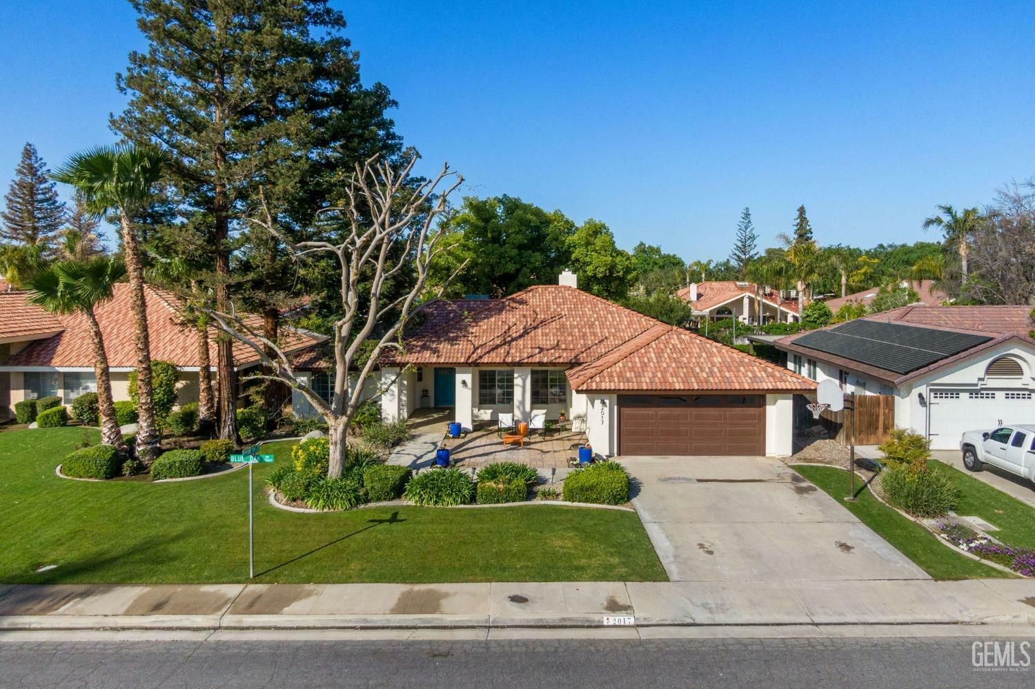 Property Photo: 2017 Blue Oak Drive CA 93311