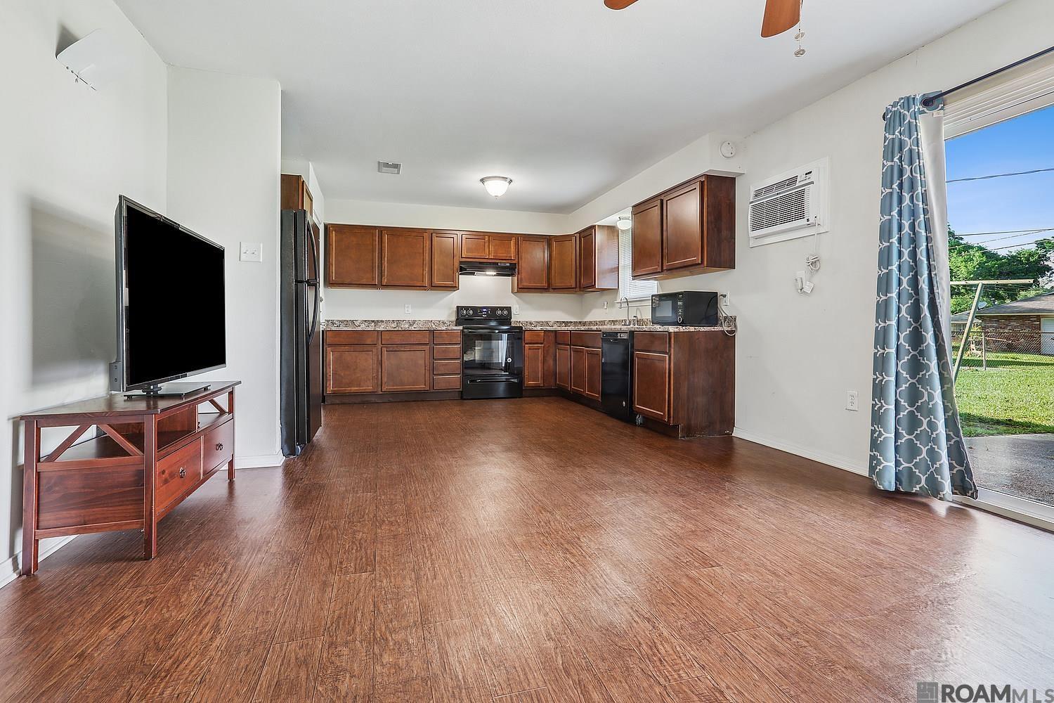 Property Photo: 6063 Glen Oaks Dr LA 70811