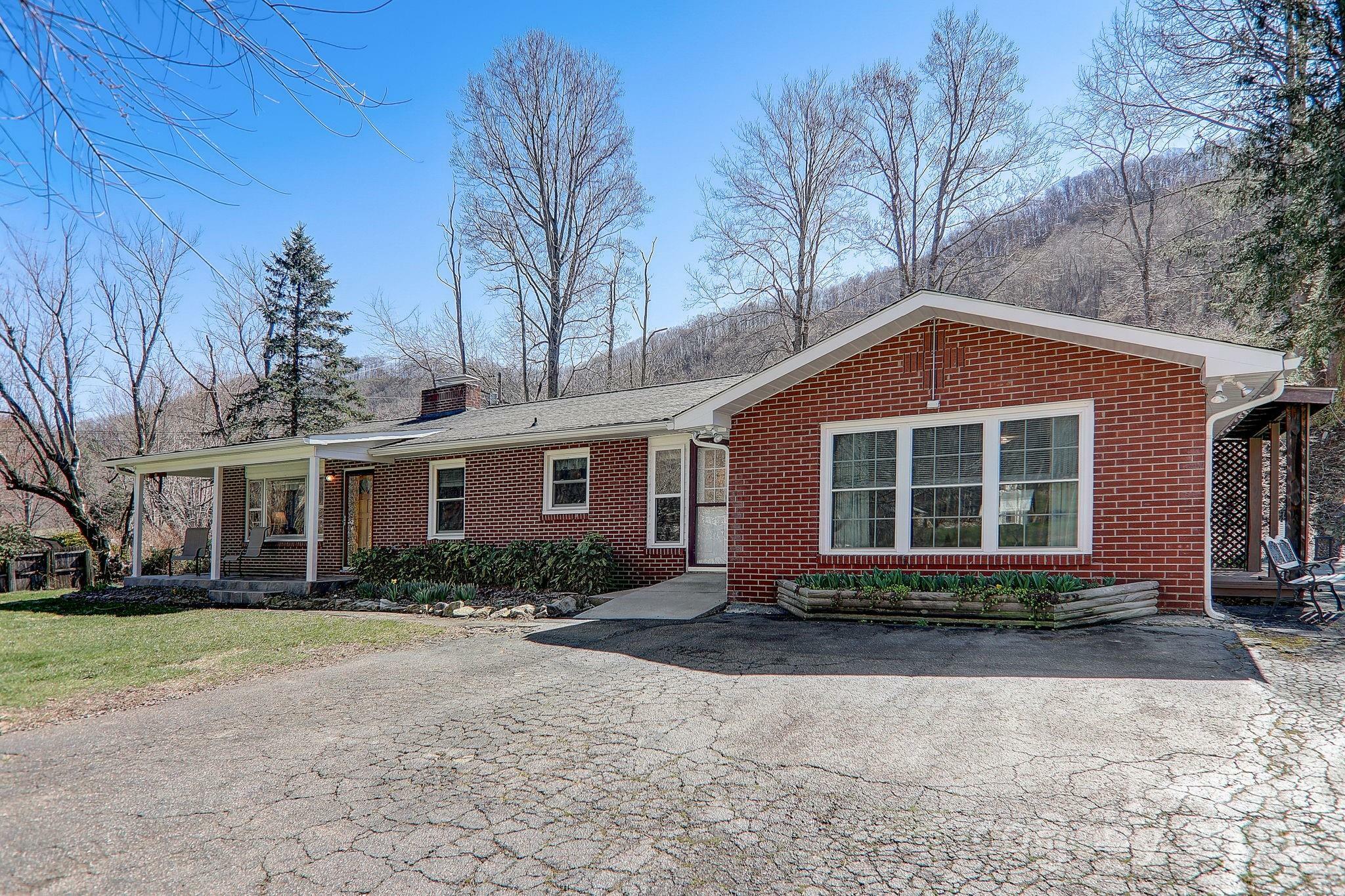 Property Photo: 2541 Dellwood Road NC 28786