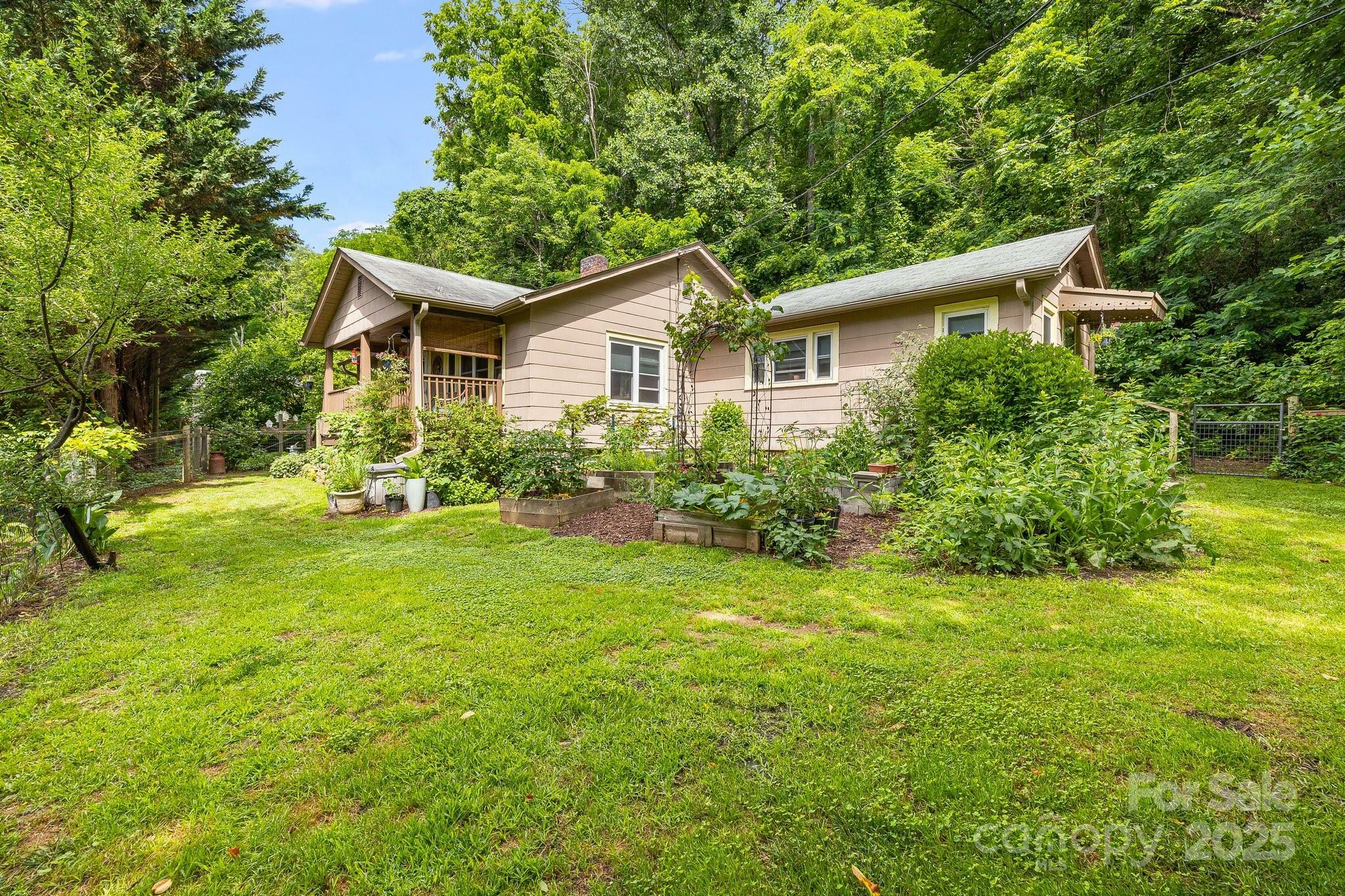 Property Photo: 1041 Groundhog Road NC 28716