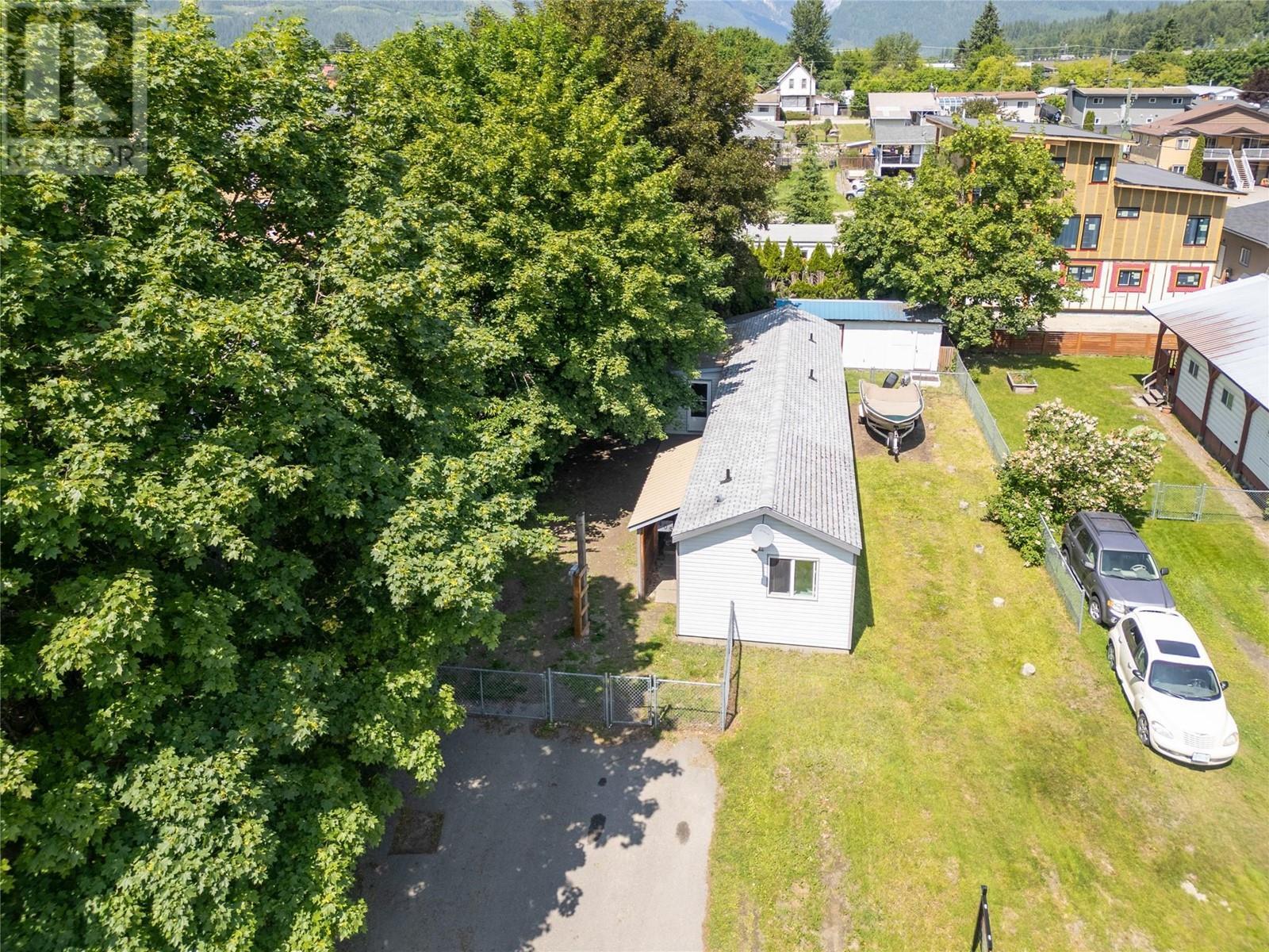 Property Photo: 405 Moss Street BC V0E 2S0