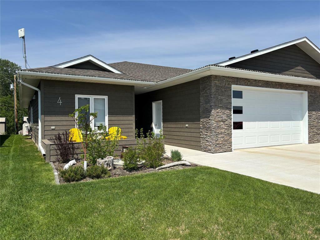 Property Photo:  4 Augusta Drive  MB R0K 1G0 
