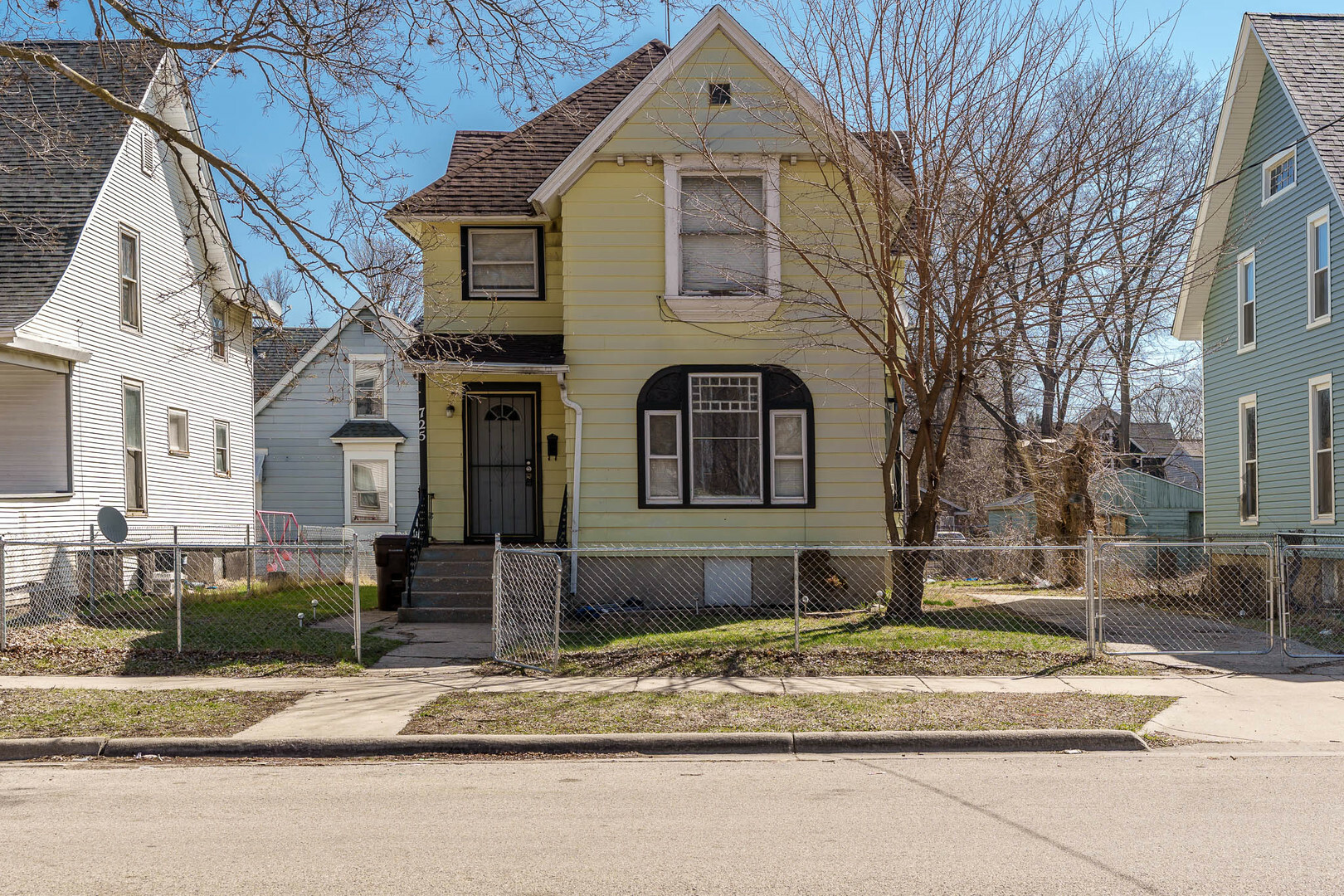 Property Photo: 725 N Horsman Street IL 61101