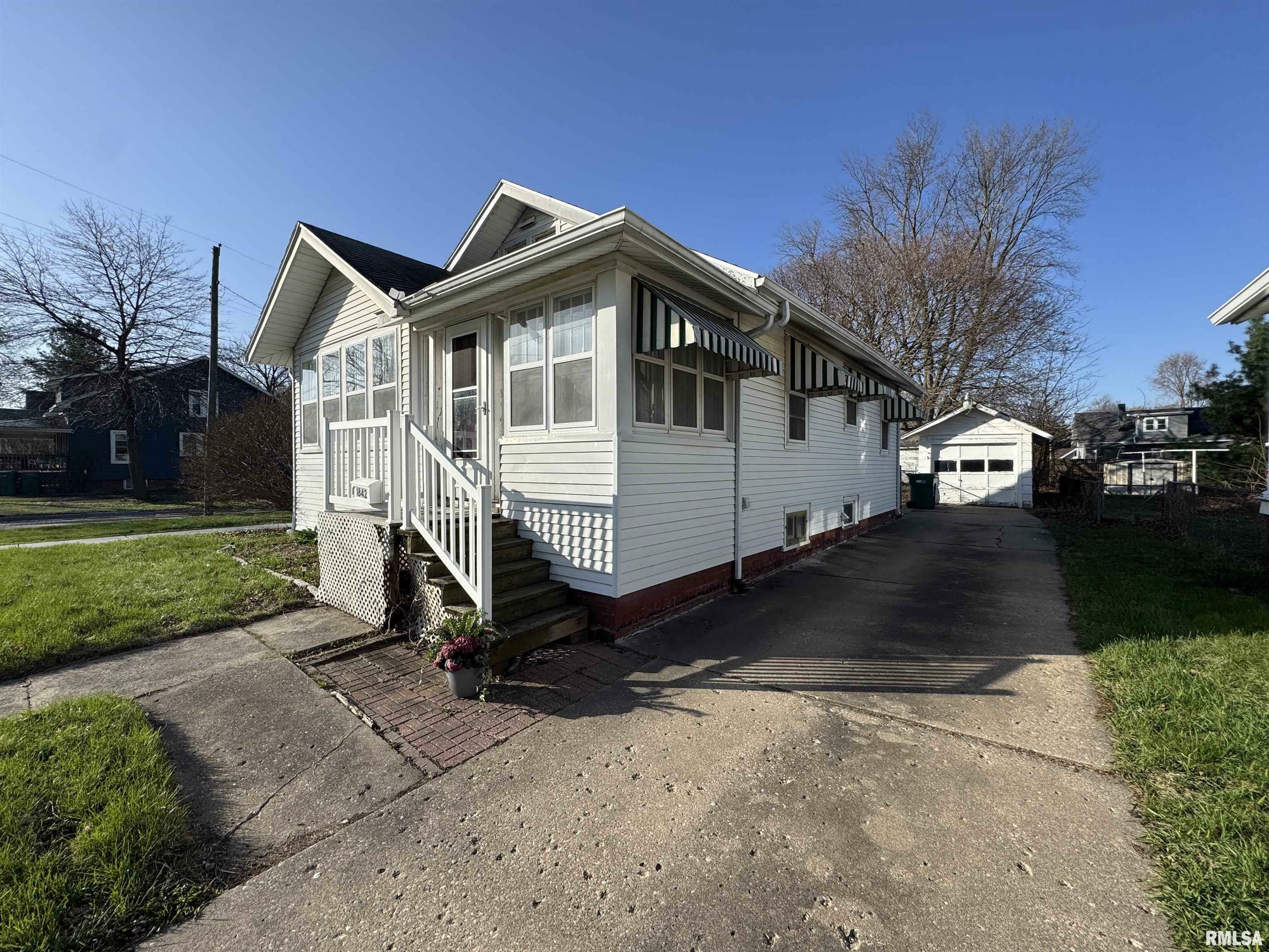 Property Photo: 1842 Grand Avenue IL 61401