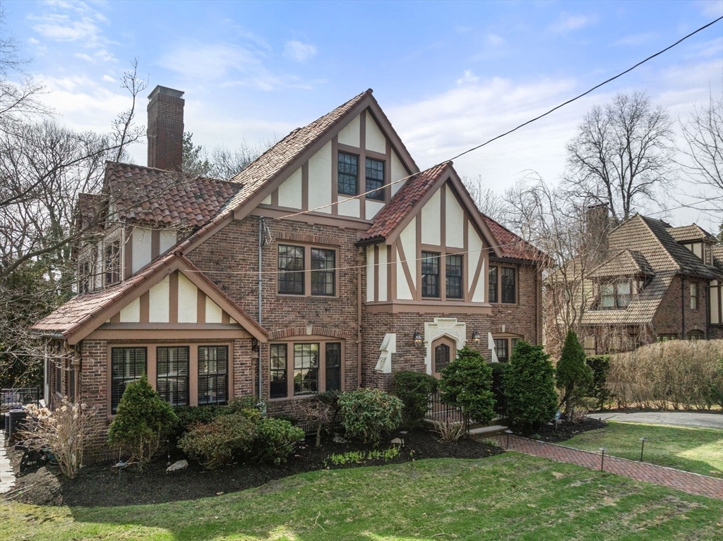 Property Photo: 185 Valentine St MA 02465