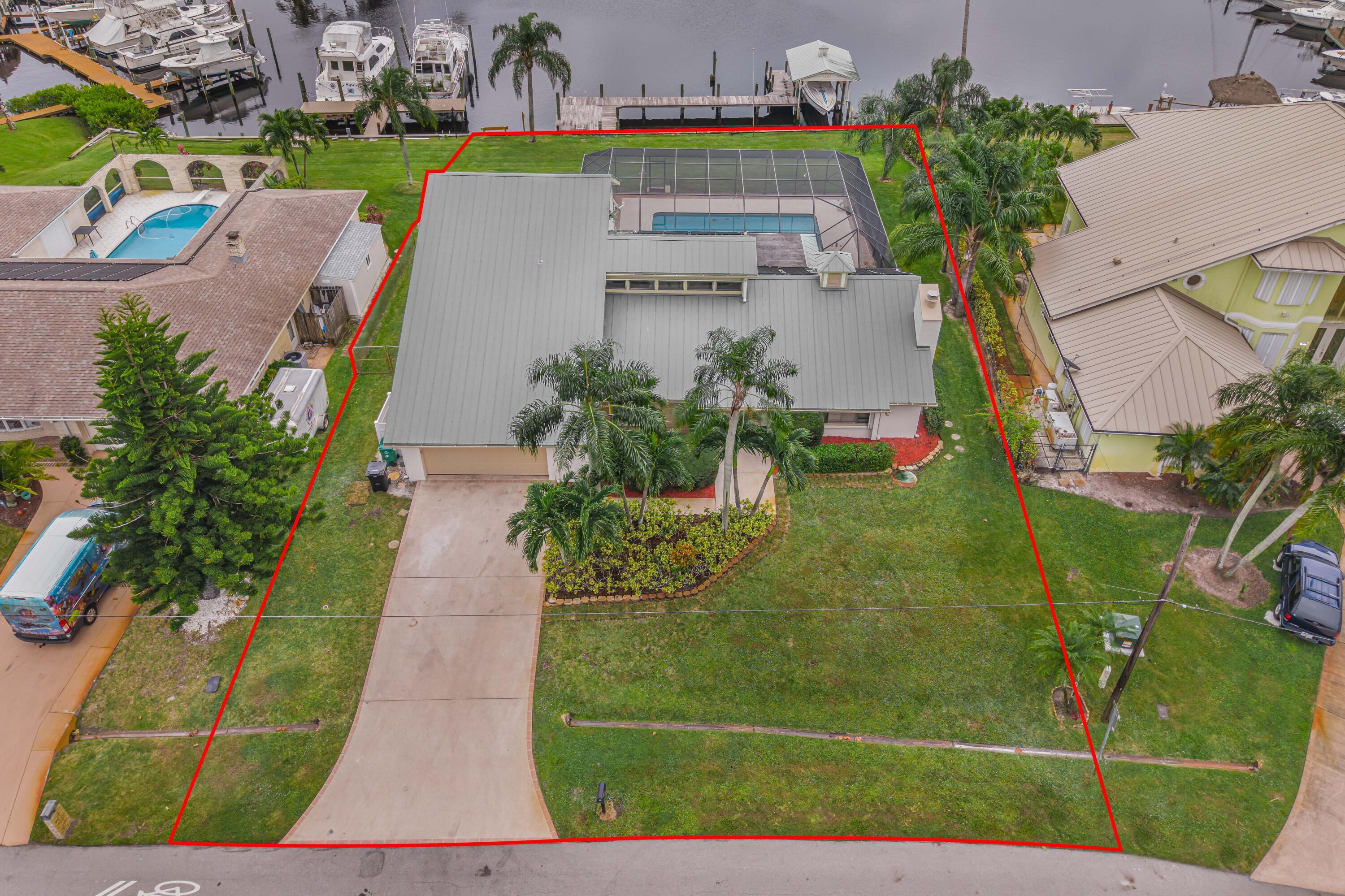 Property Photo: 718 SE Essex Drive FL 34984