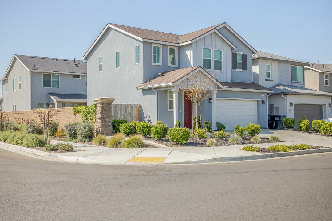 Property Photo: 1105 W Sedona Avenue CA 93291