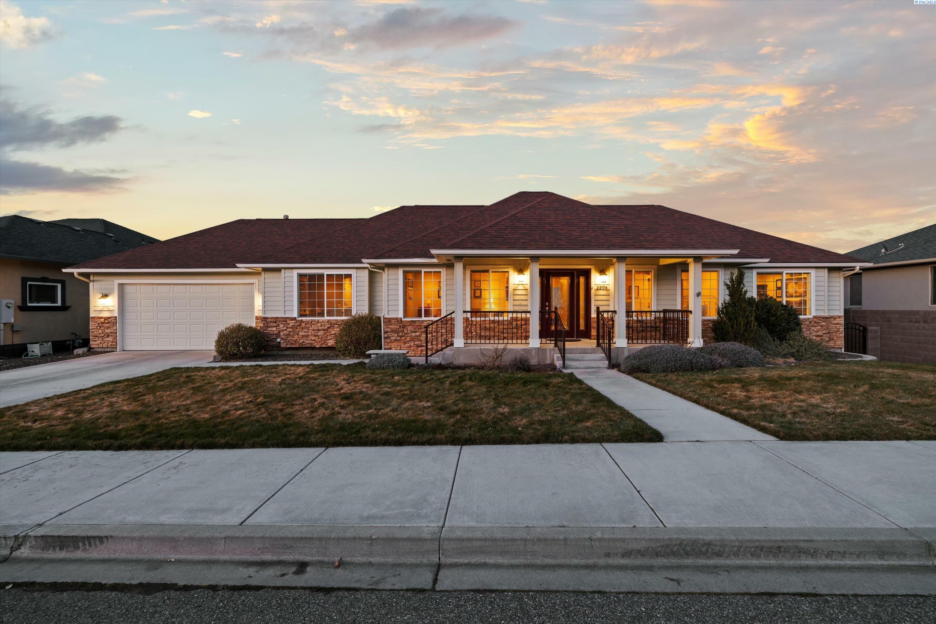 Property Photo: 2204 W 50th Avenue WA 99337