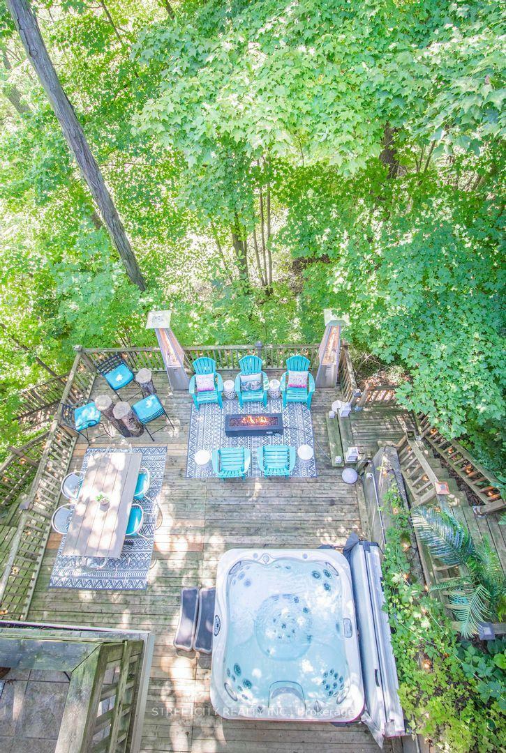 Property Photo: 7 Thistle Court ON N4G 2S8