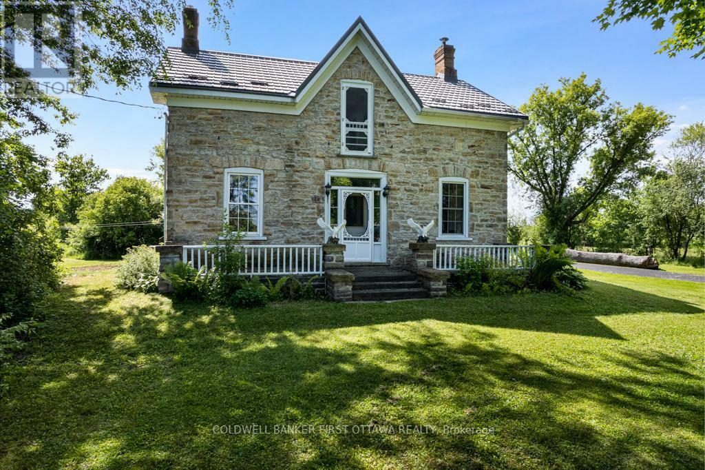 Property Photo:  28 South Street  ON K7H 2G1 