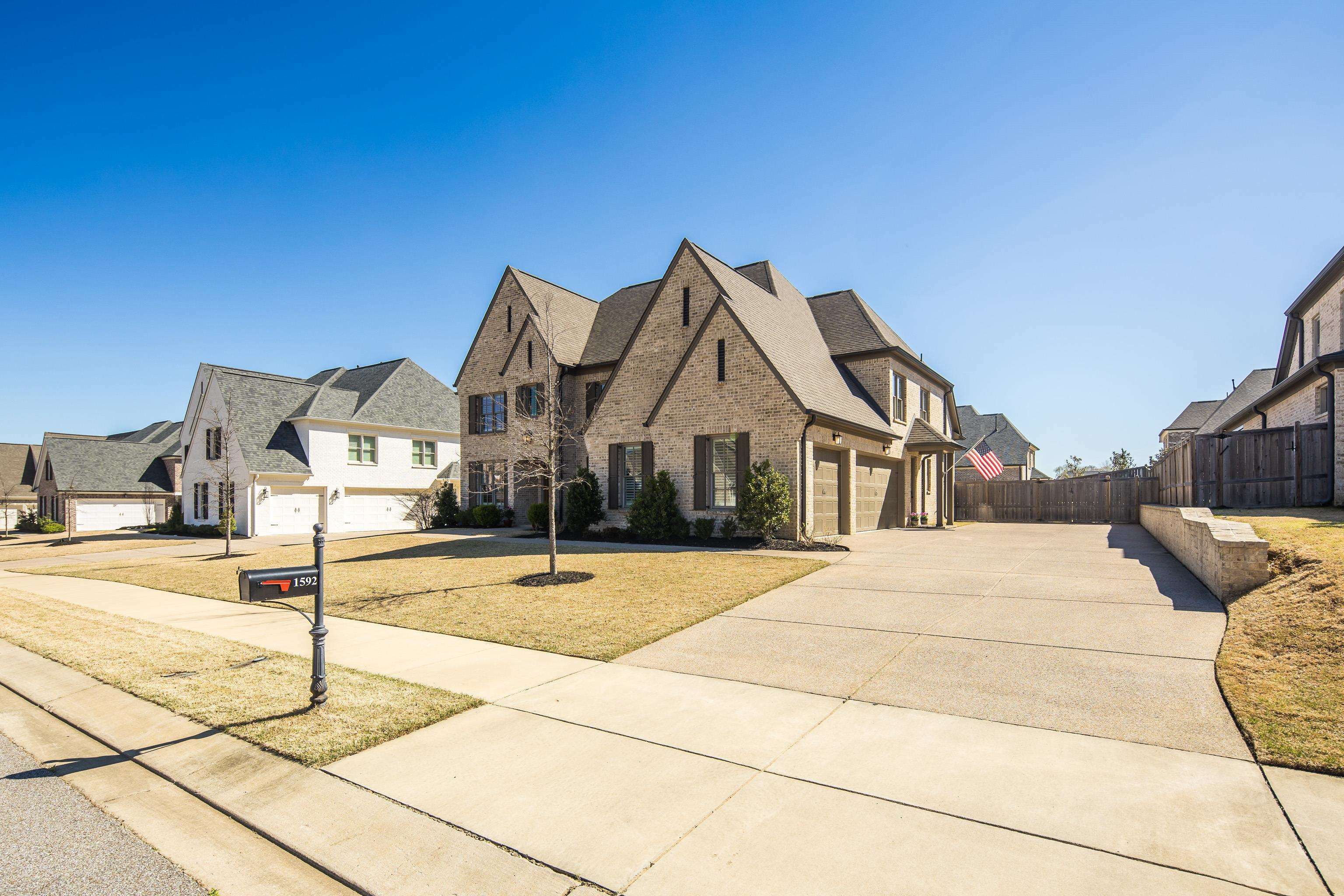 Property Photo: 1592 Exmoor Ln TN 38017