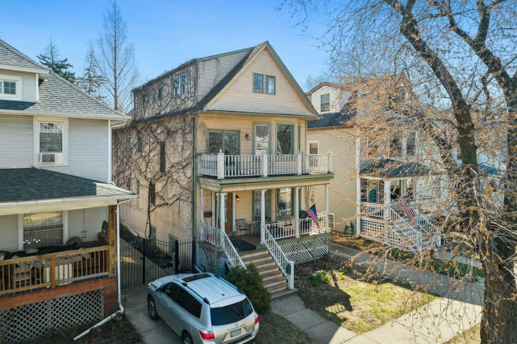 Property Photo: 3915 N Kenneth Avenue IL 60641