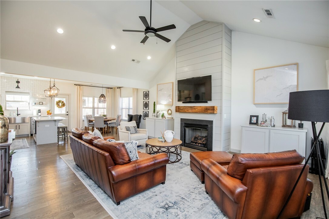 Property Photo: 1013 Marbella Court AR 72718