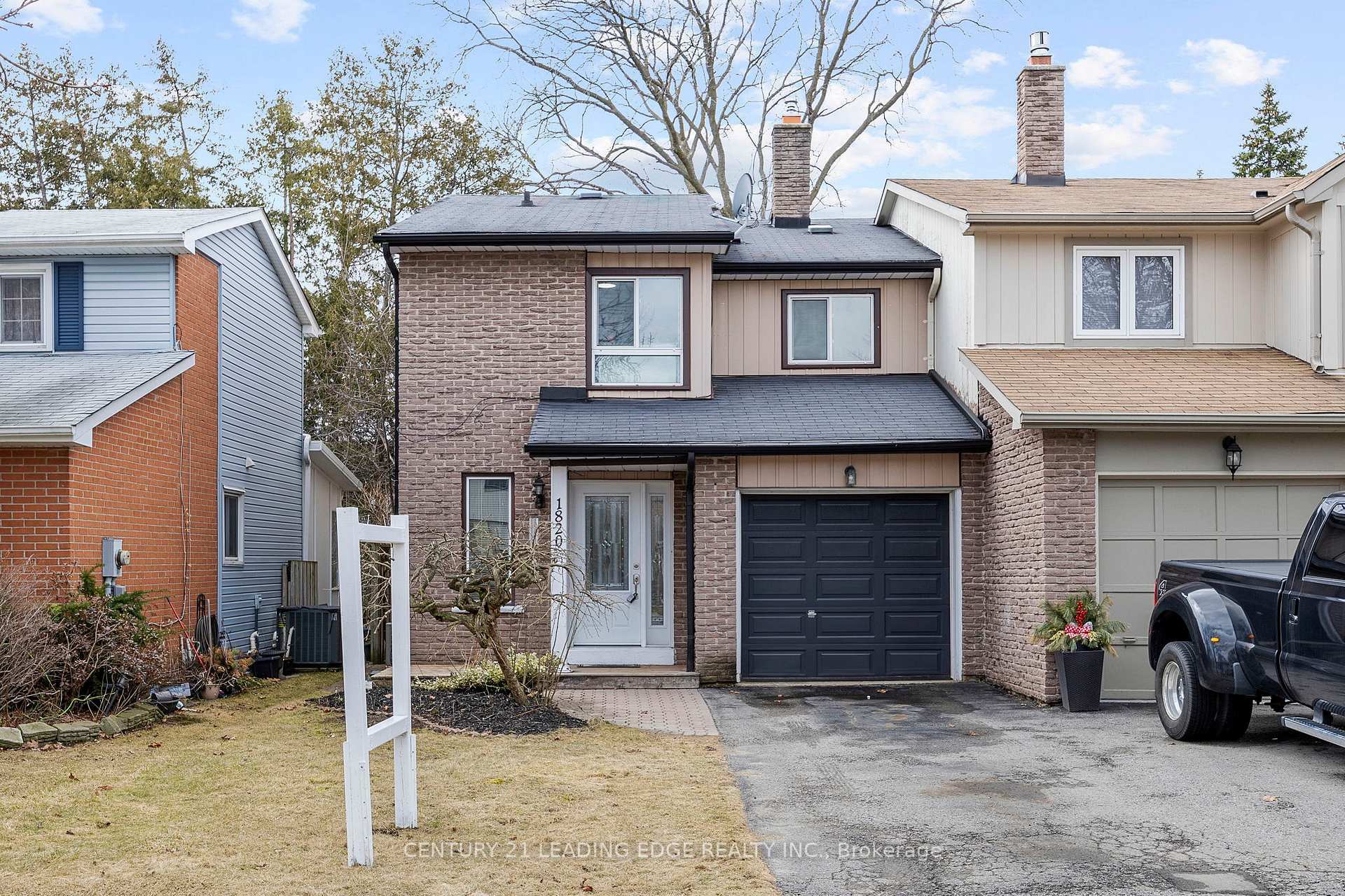 Photo de la propriété:  1820 Listowell Crescent  ON L1V 2Y3 