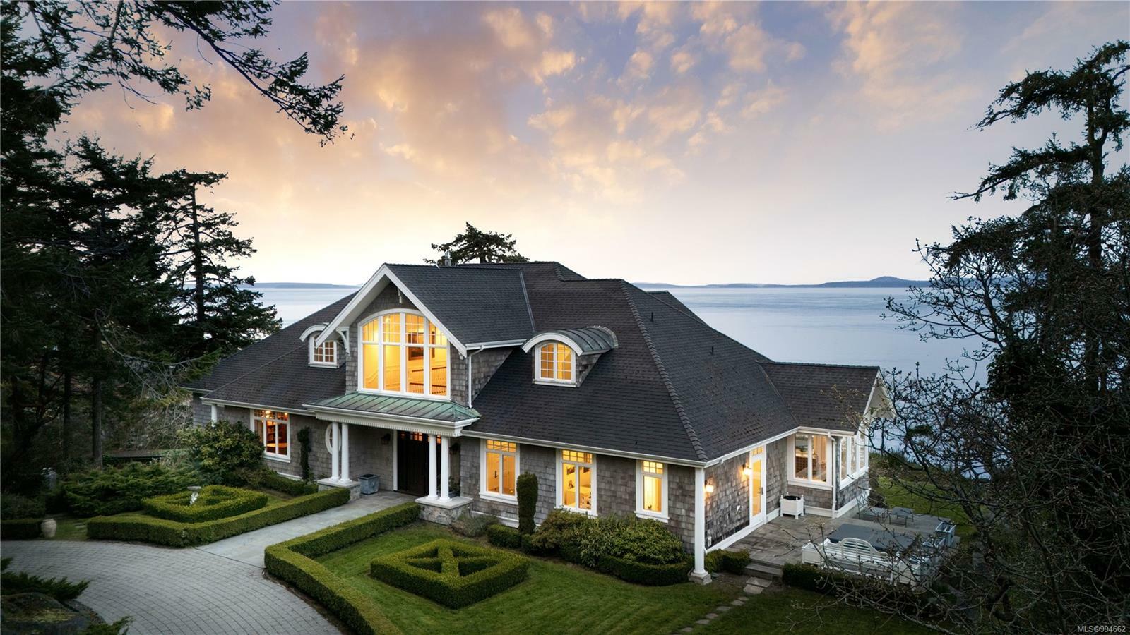 Property Photo: 2600 Queenswood Dr BC V8N 1X5