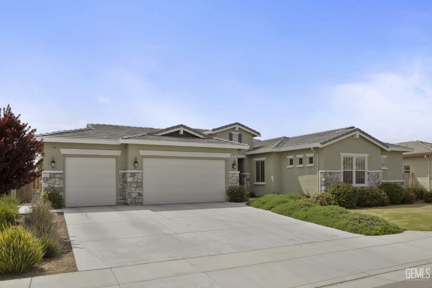 Property Photo: 9003 Del Palma Drive CA 93314
