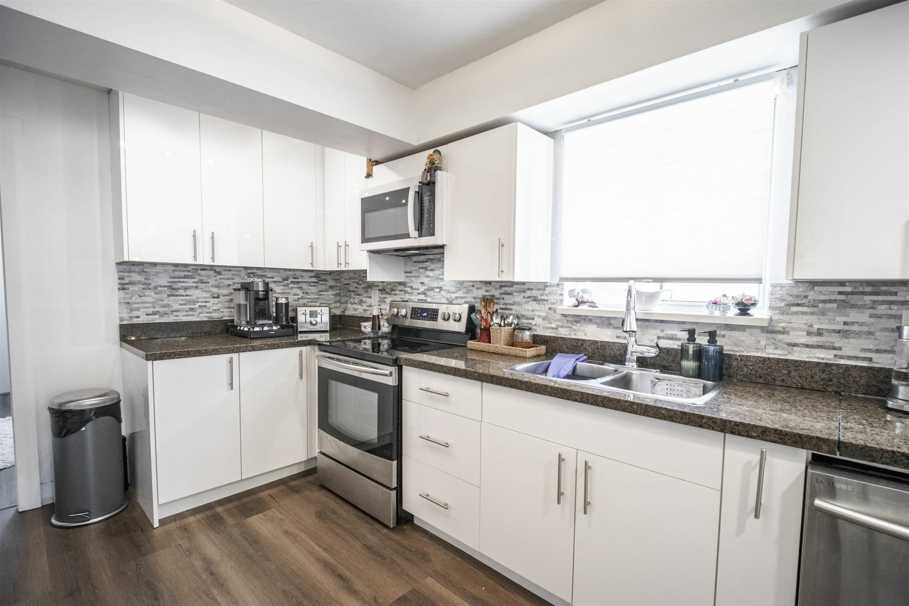 Property Photo: 1709 Tatlow Avenue BC V7P 3A1