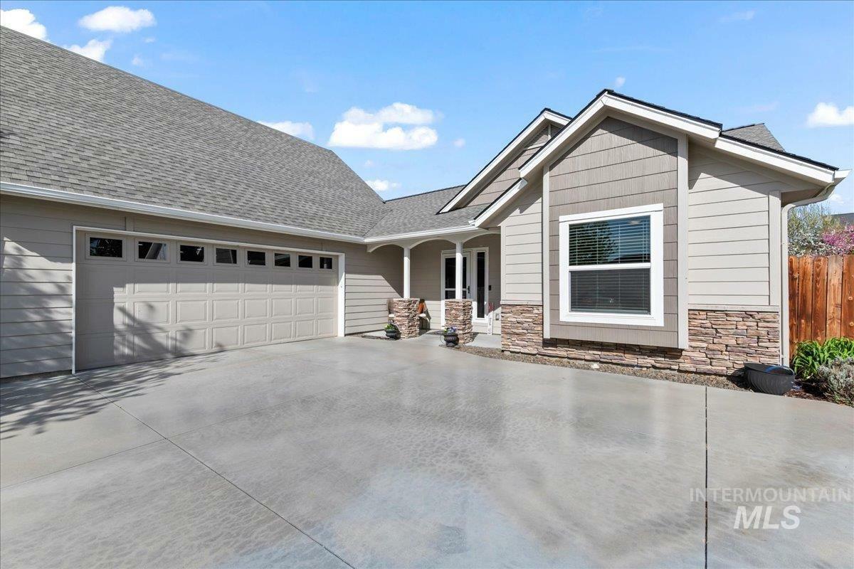 Property Photo: 534 S Black Oak ID 83634