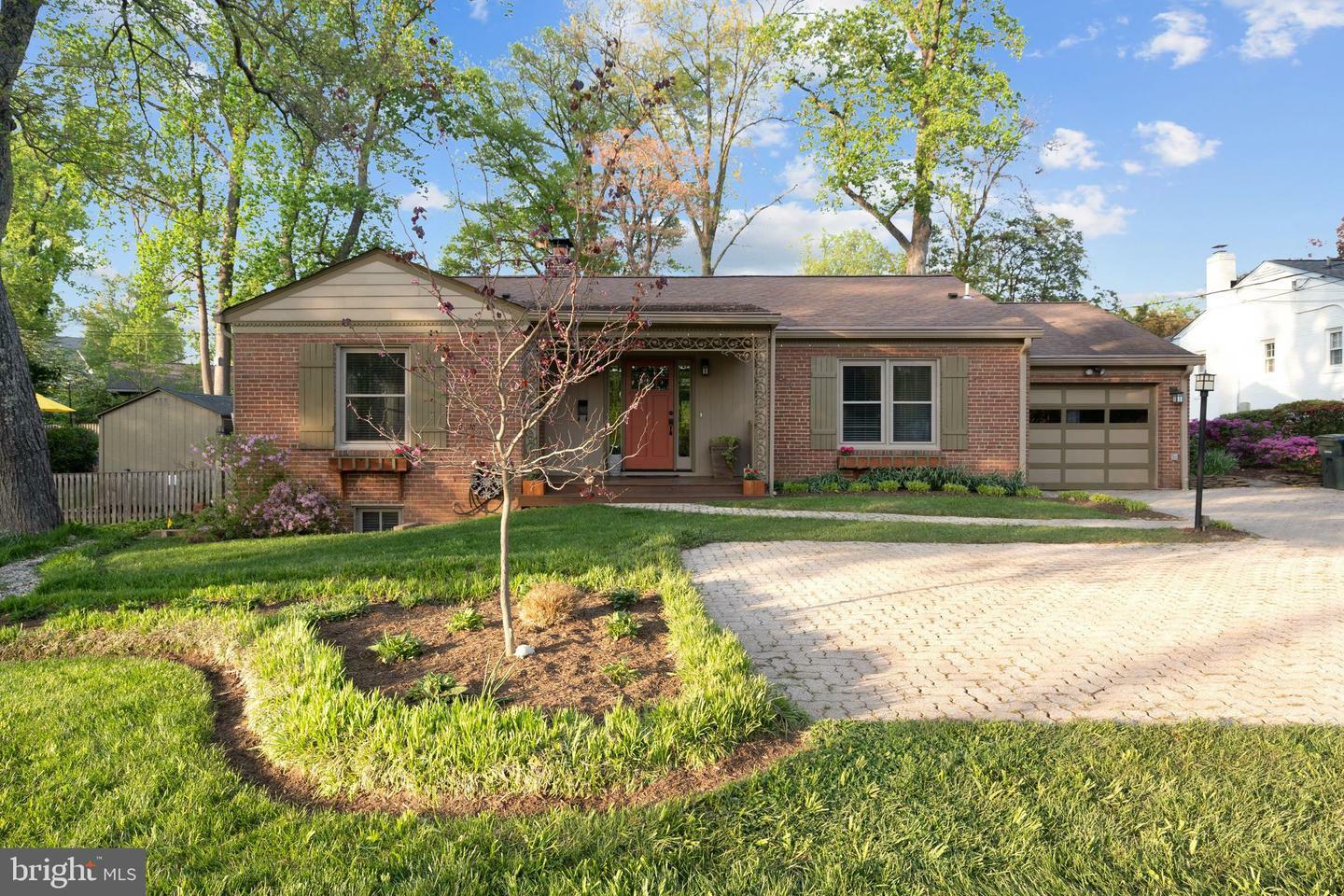 4871 Old Dominion Drive  Arlington VA 22207 photo