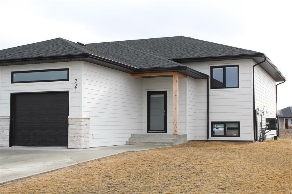 221 Harmony Lane  Steinbach MB R5G 2Y2 photo