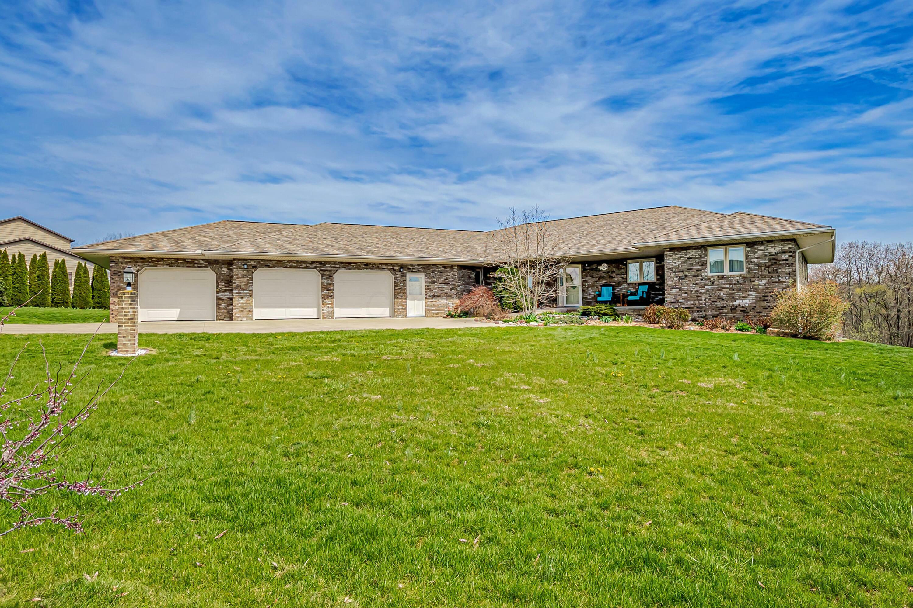 Property Photo: 6845 Heritage Run Drive OH 43701