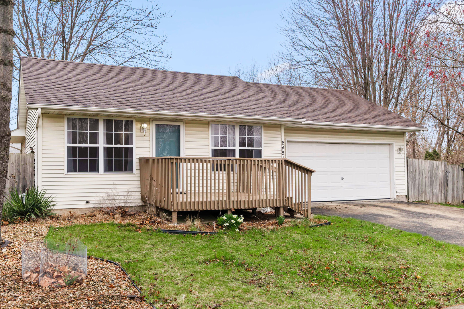 2421 Glen Circle W  Sycamore IL 60178 photo