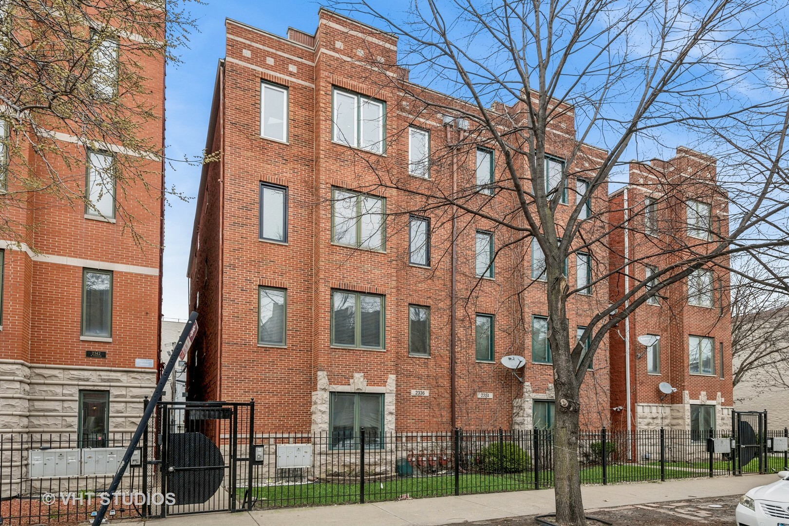 Property Photo: 2336 W Harrison Street 4 IL 60612