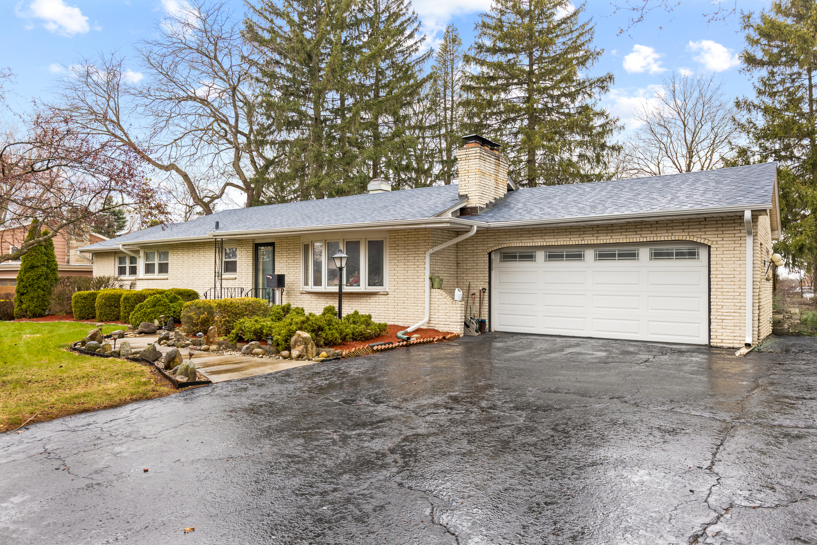 Property Photo:  143 Crestwood Drive  IL 60118 