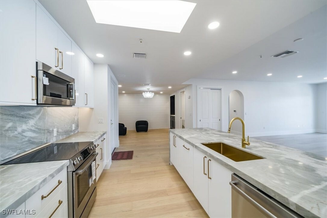 Property Photo: 780 5th Avenue S 305 FL 34102