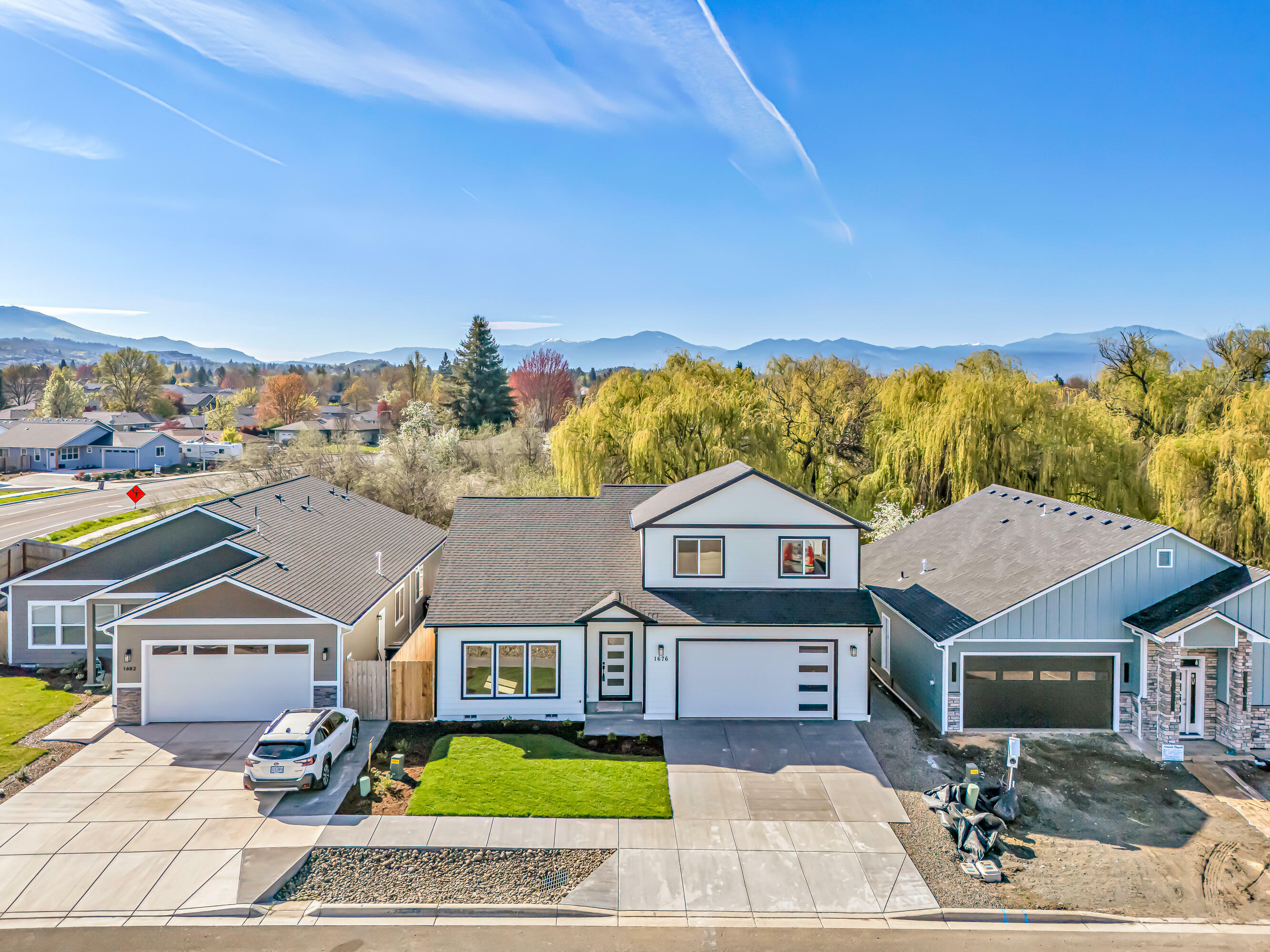 Property Photo:  1676 Monarch Lane  OR 97504 