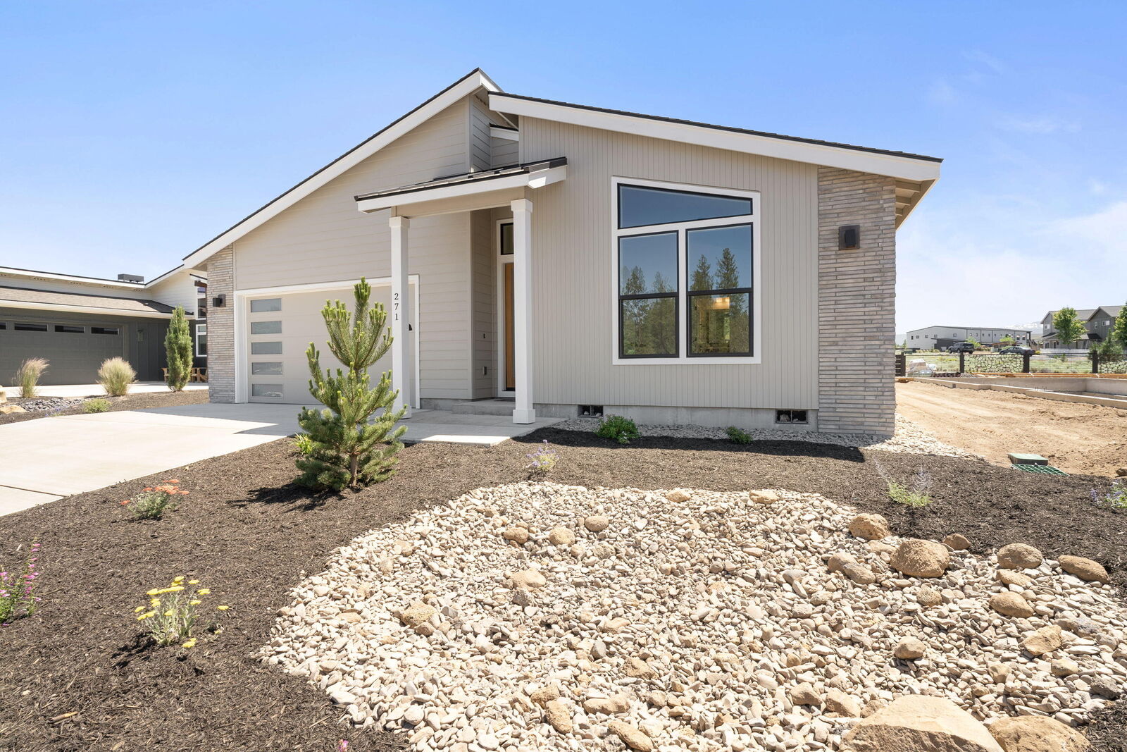Property Photo:  271 E Diamond Peak Avenue  OR 97759 