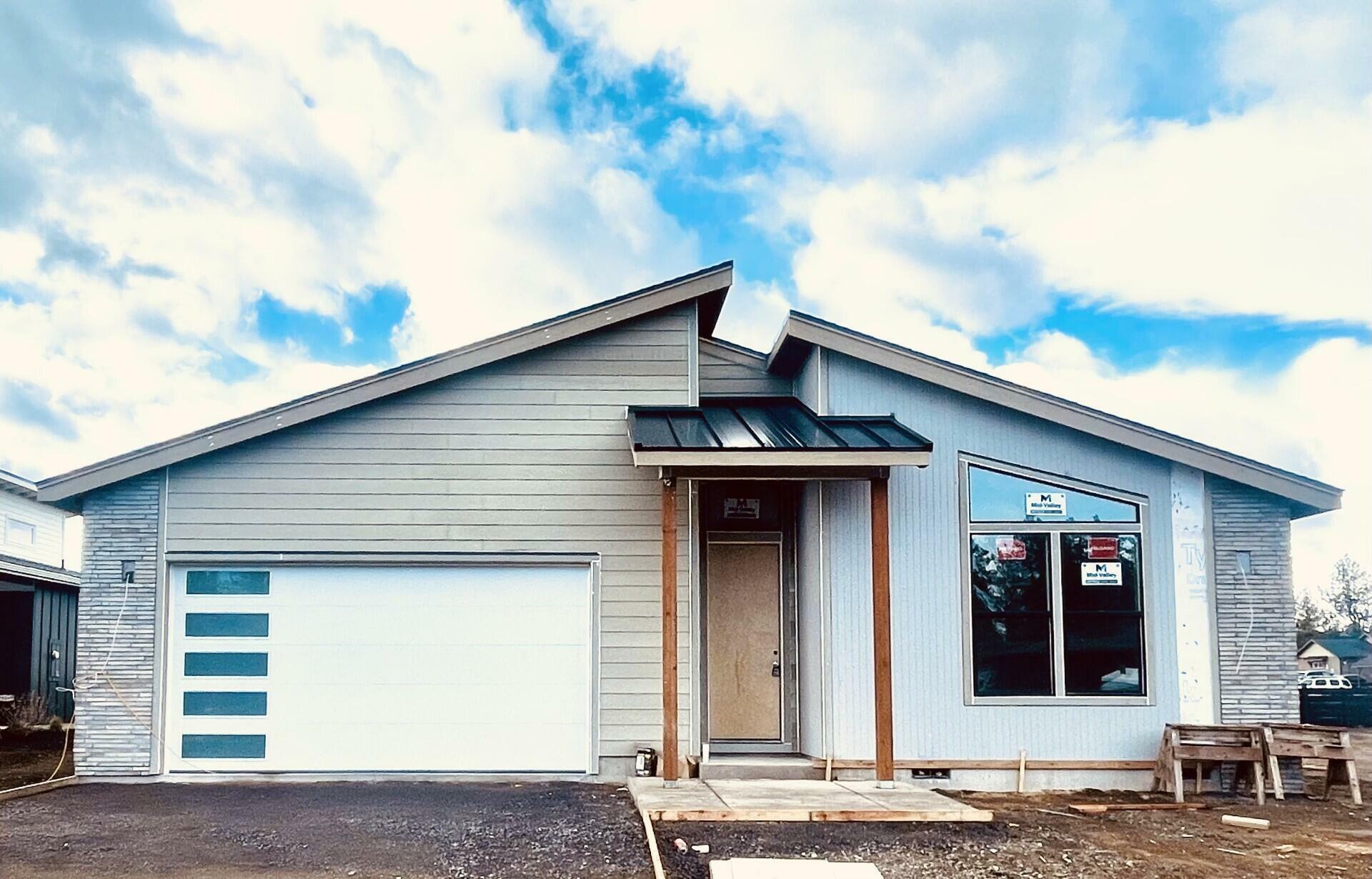 Property Photo: 271 E Diamond Peak Avenue OR 97759