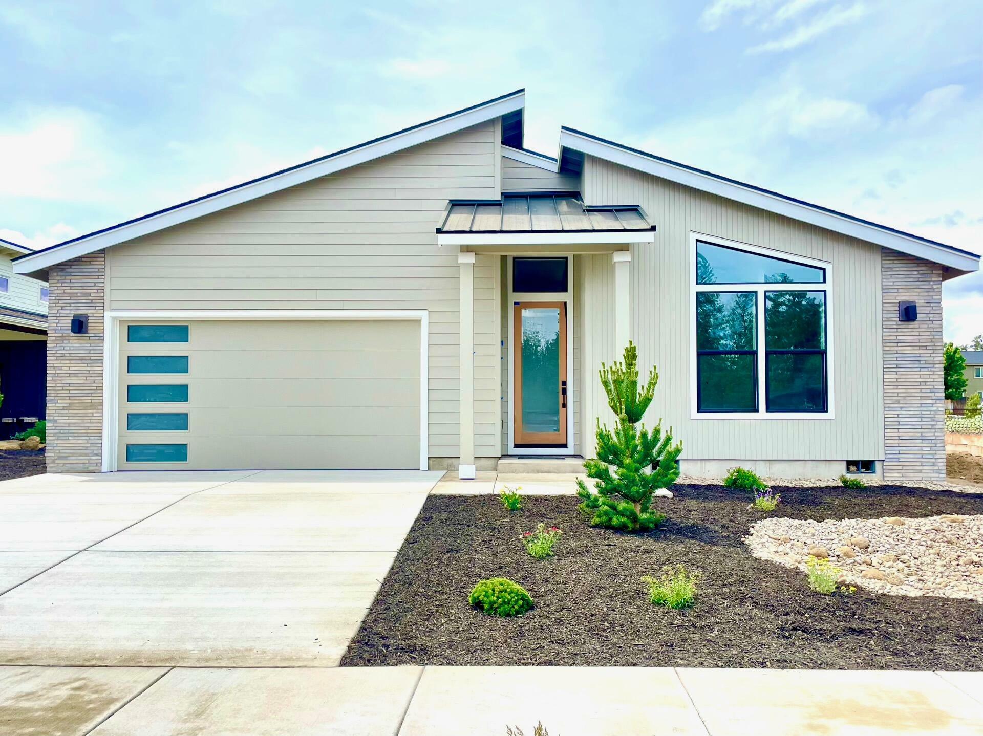 Property Photo:  271 E Diamond Peak Avenue  OR 97759 