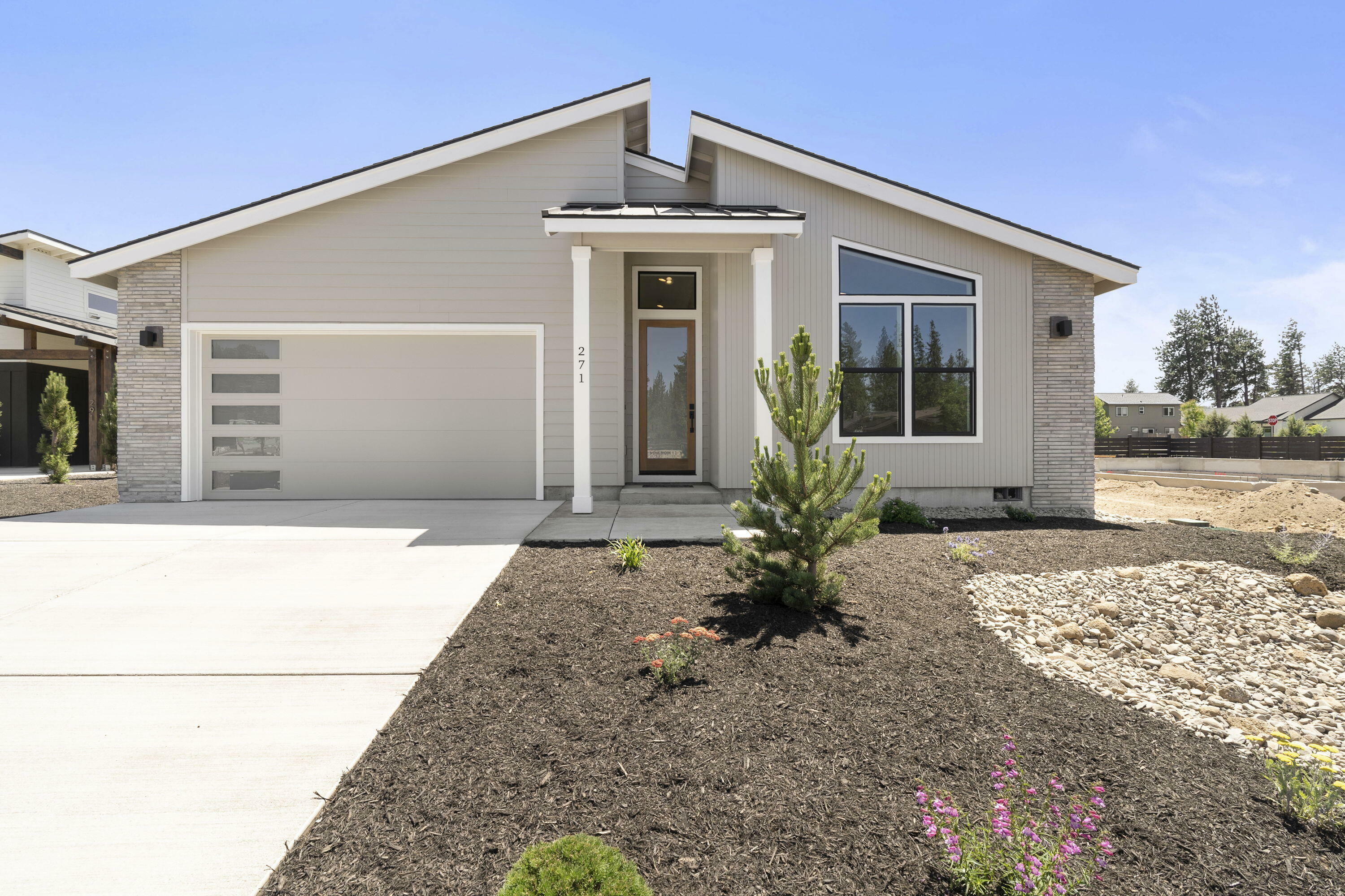Property Photo: 271 E Diamond Peak Avenue OR 97759