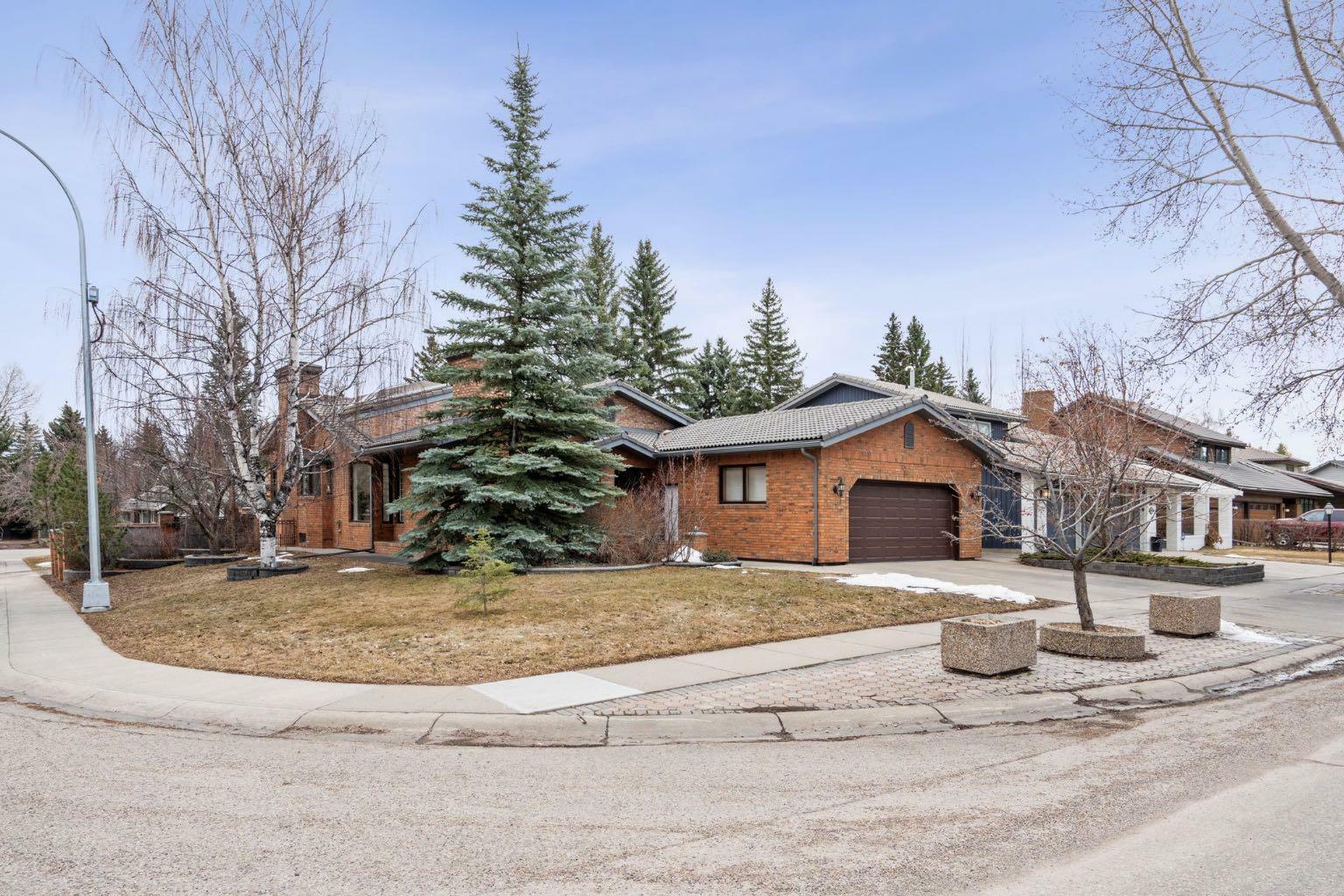 Photo de la propriété:  9124 Oakmount Drive SW  AB T2V 4X7 