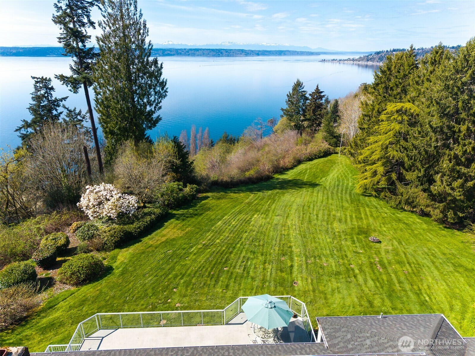 Property Photo: 727 SW 199th Place WA 98166