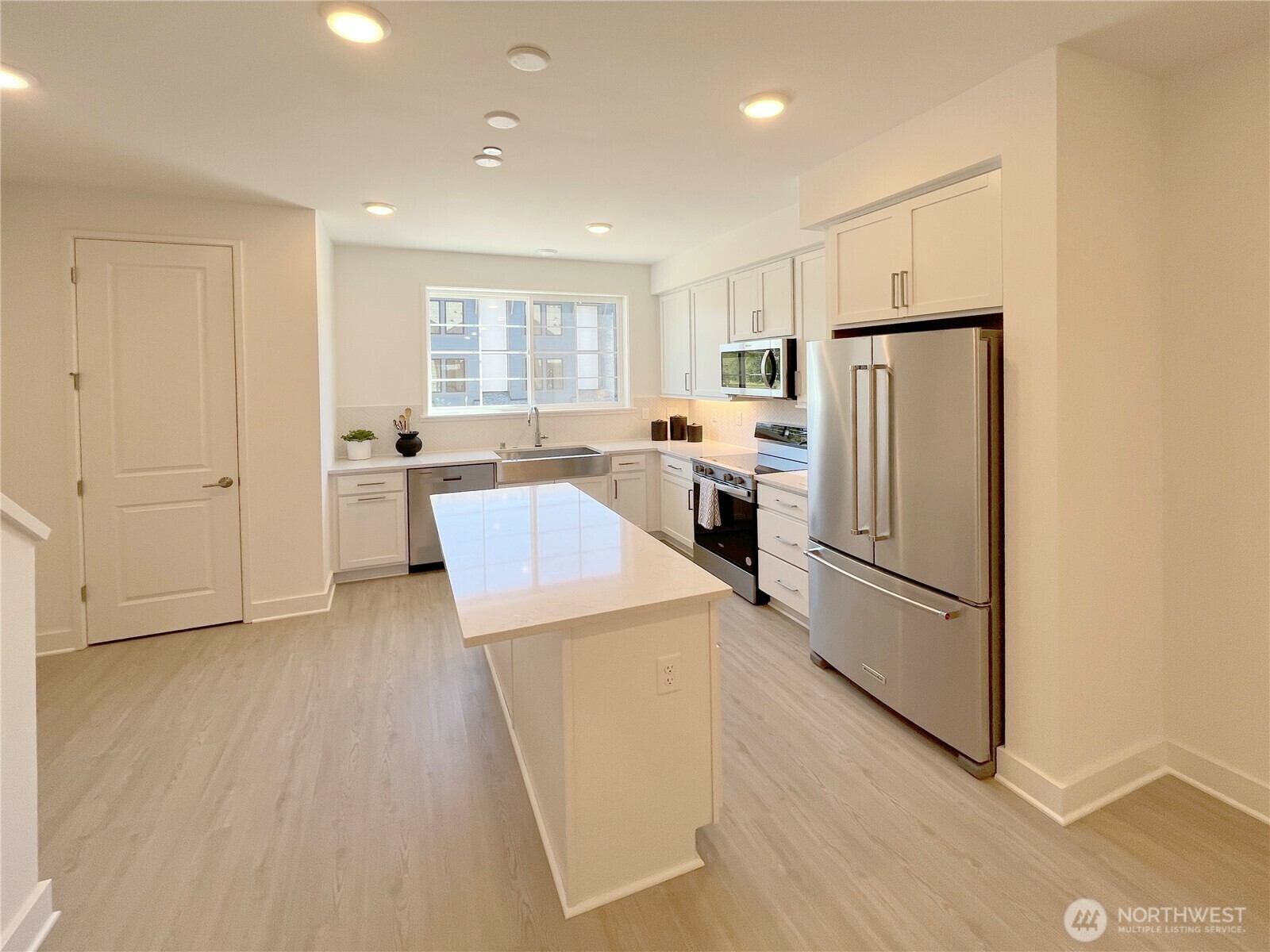 Property Photo: 1169 Shoreline Way SE 1504 WA 98045