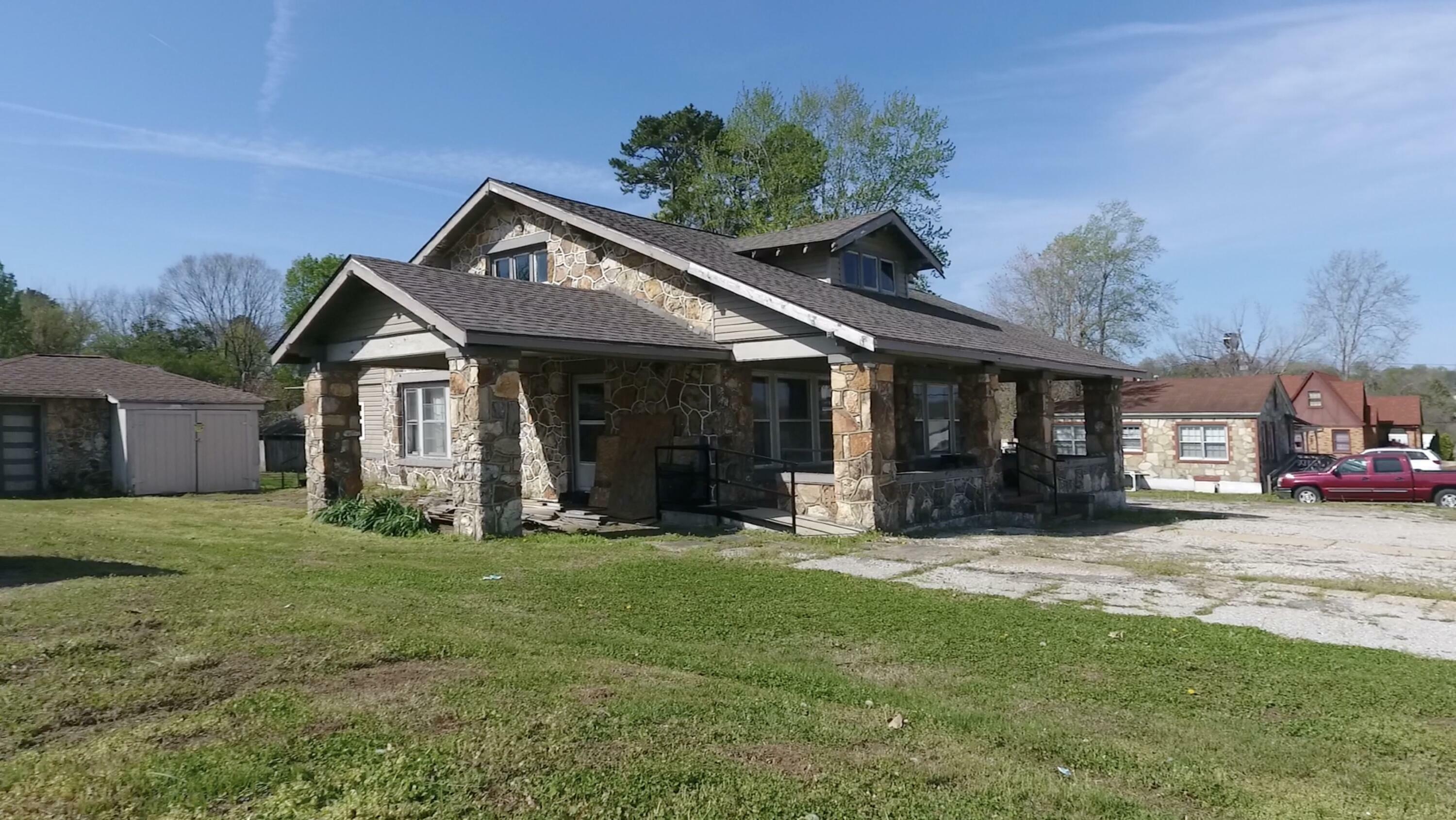Property Photo: 320 E Walnut Street MO 65791
