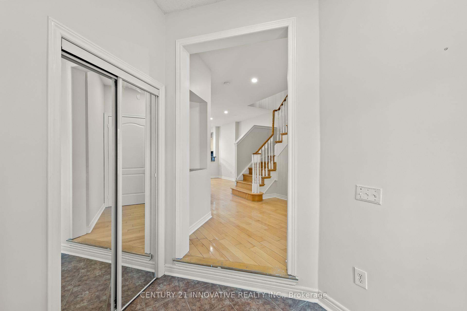 Property Photo: 973 Ledbury Crescent ON L5V 2R3