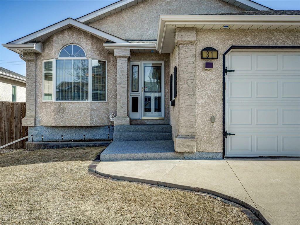 Property Photo: 31 Blue Mountain Road MB R2J 4H5