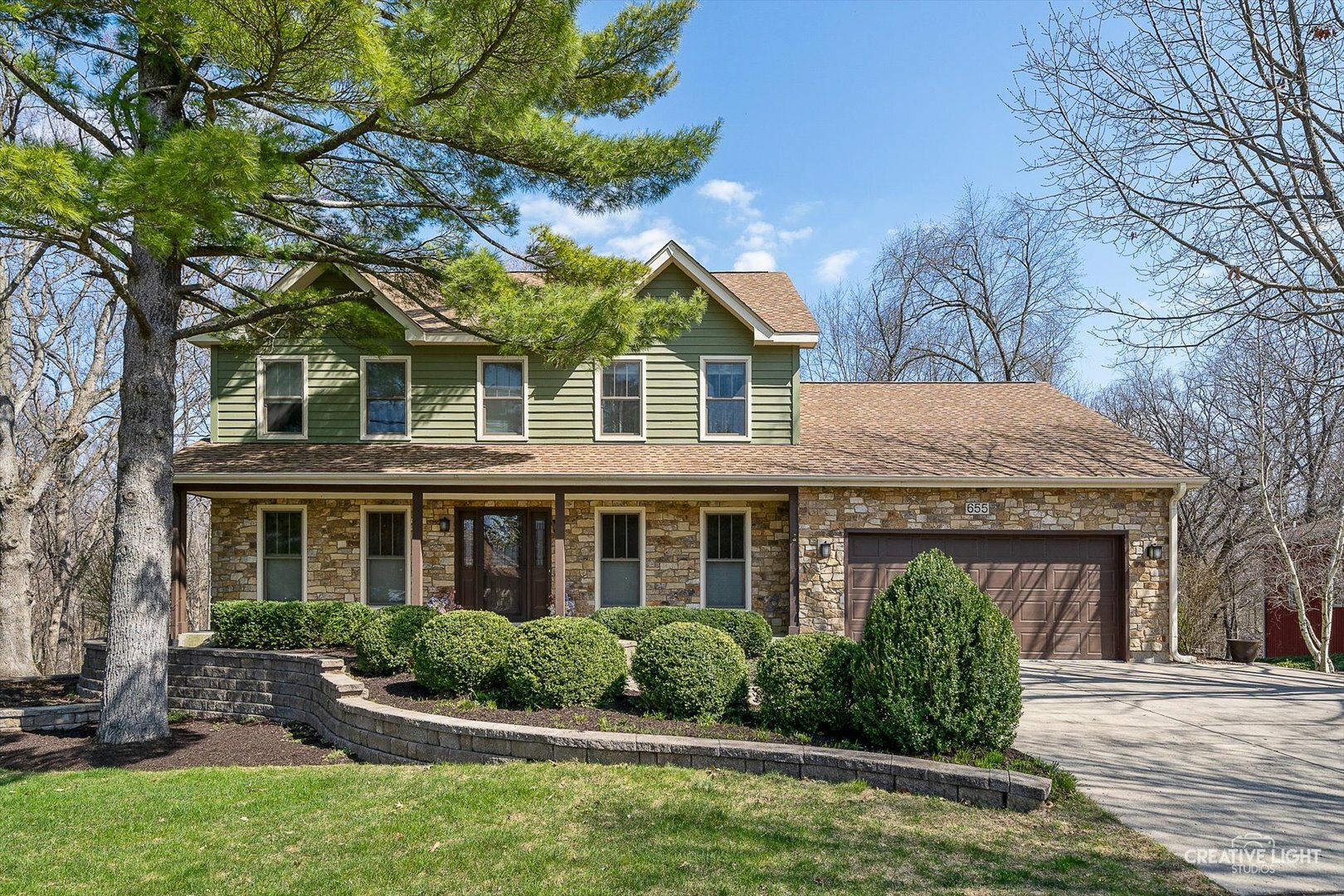 Property Photo: 655 White Oak Way IL 60560